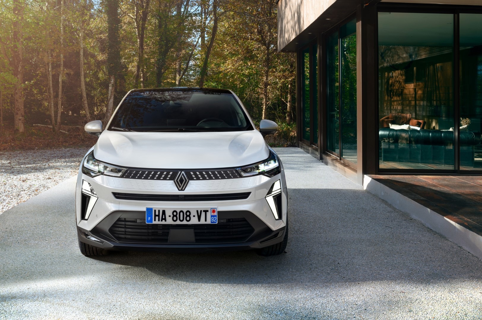 Renault Captur estacionado frente a arquitectura moderna, resaltando su robustez.