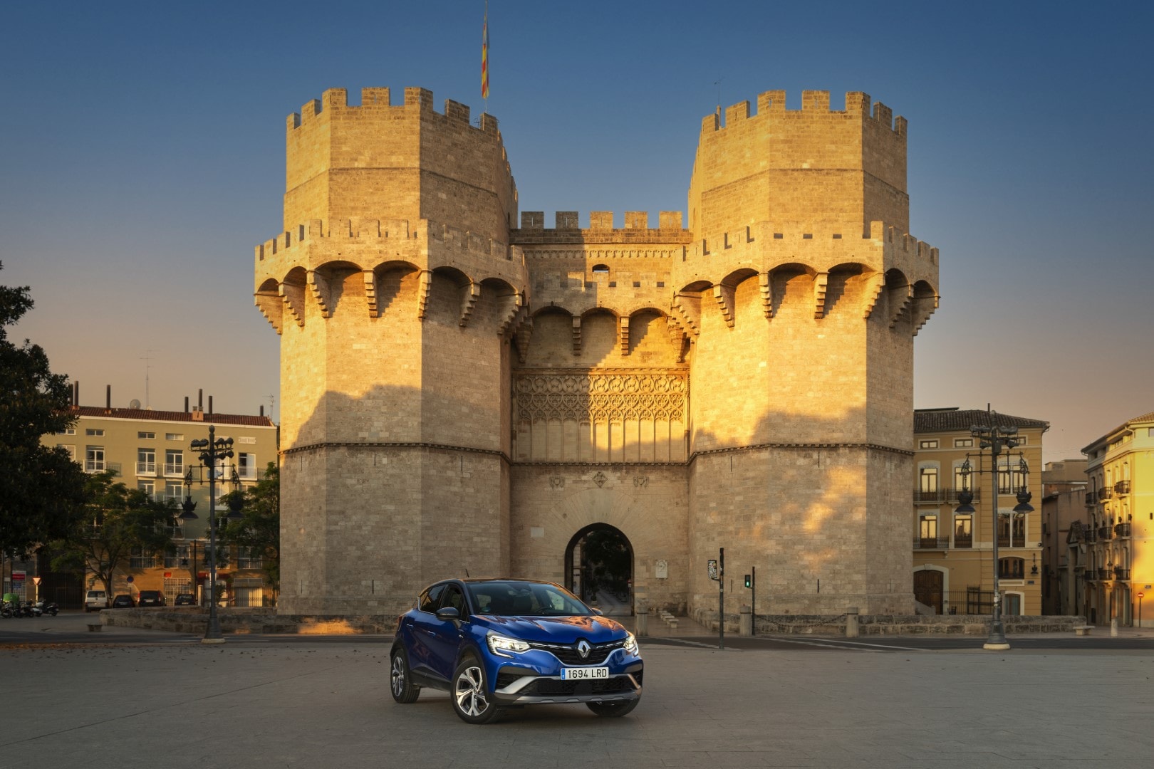 El Renault Captur posa con distinción frente a una edificación histórica