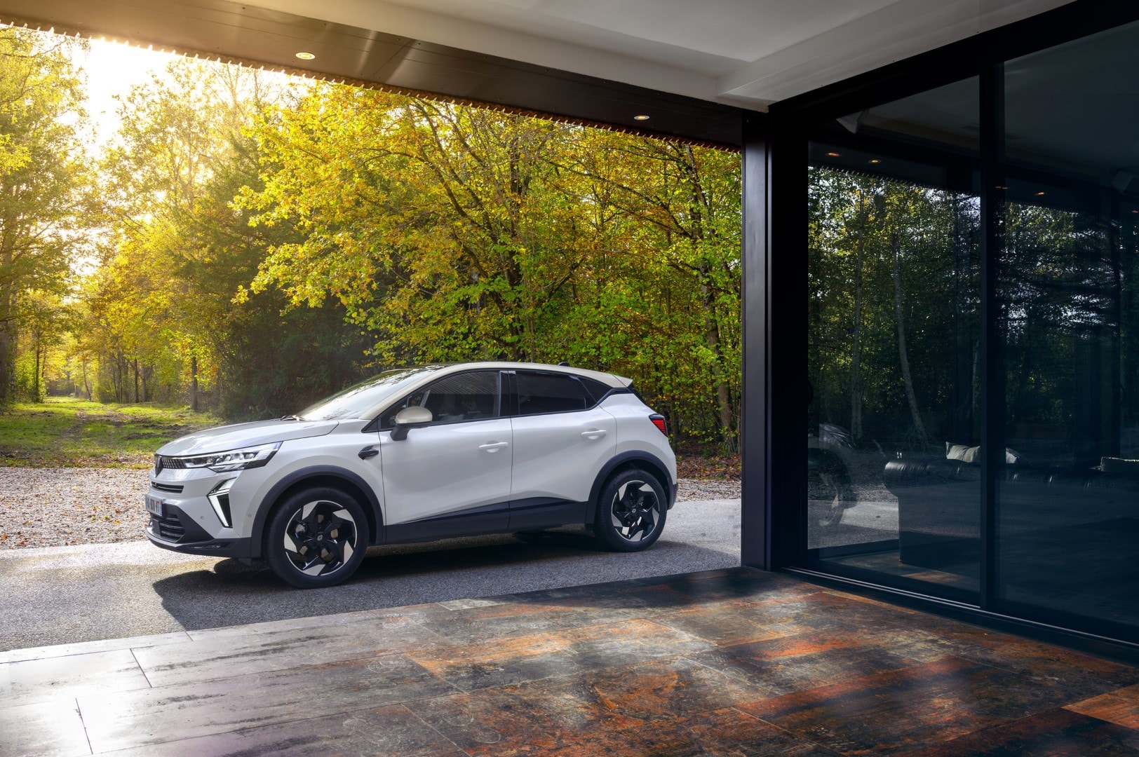 Perfil del Renault Captur que muestra su estilizada silueta y diseño moderno.