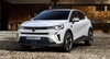 Vista delantera y lateral del Renault Captur, mostrando su diseño moderno Vista delantera y lateral del Renault Captur, mostrando su diseño moderno
