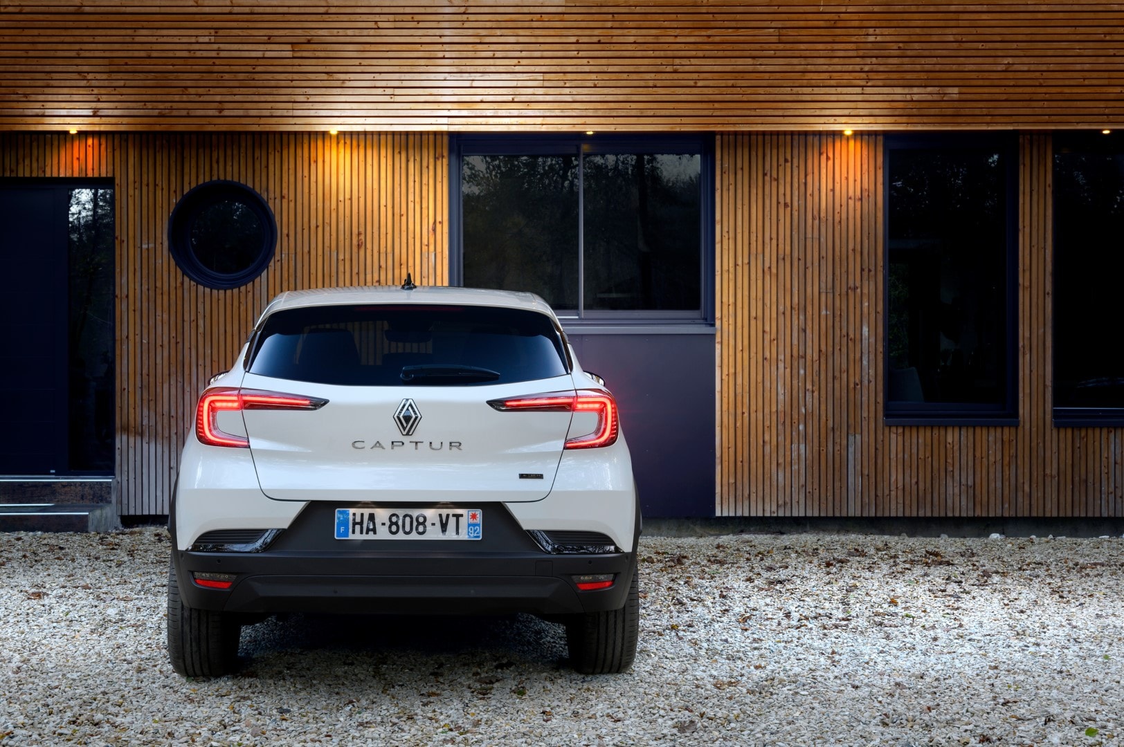 Vista trasera del Renault Captur, realzando sus luces LED y diseño de cola.