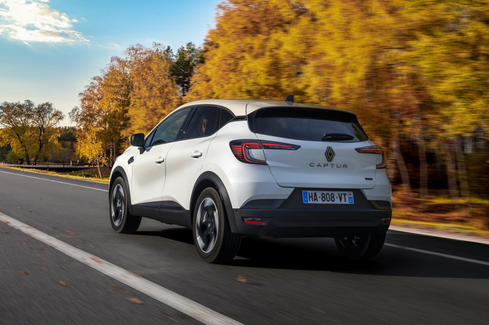 Captura de la visión trasera y lateral del Renault Captur en carretera