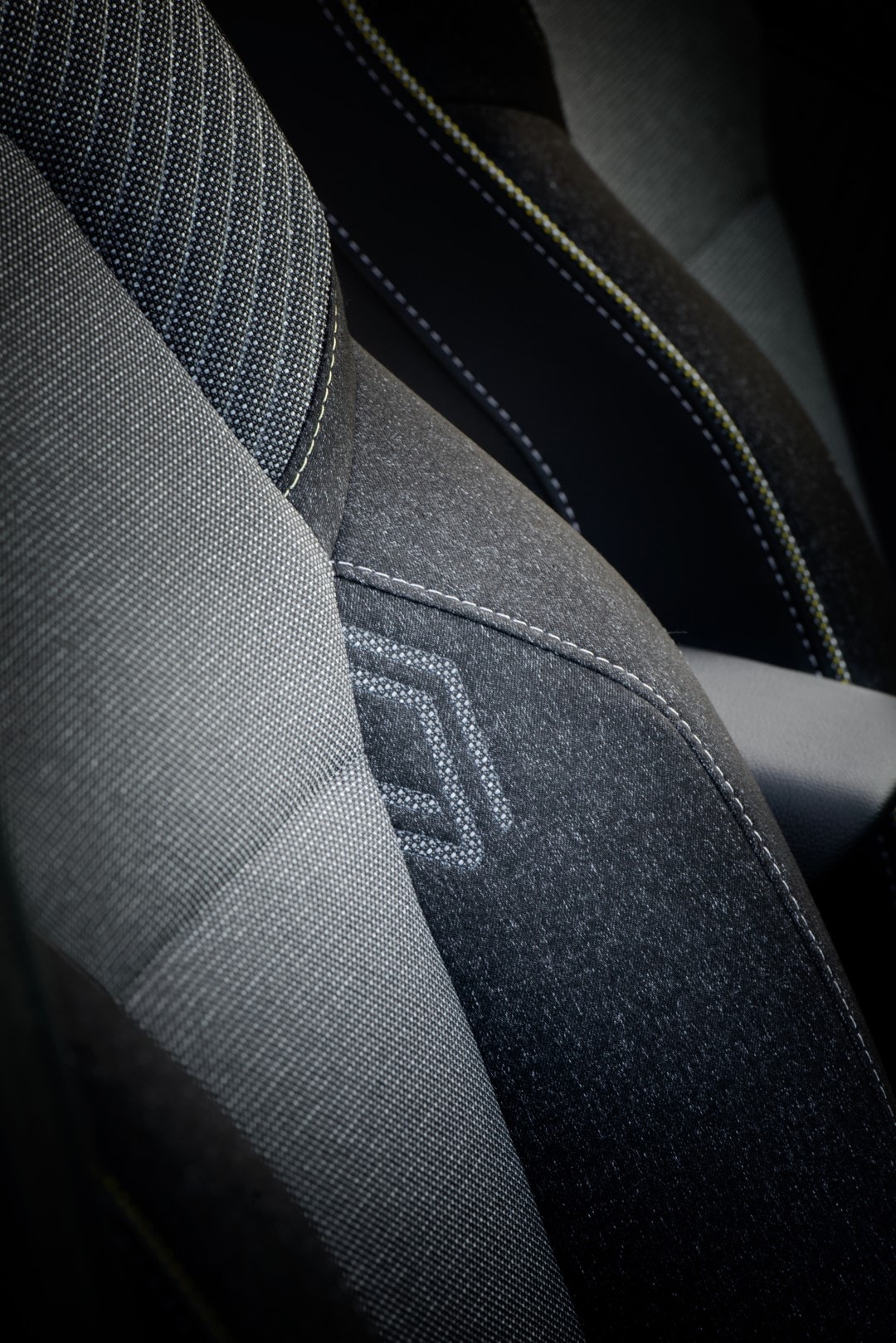 Detalle del tejido de los asientos del Captur, mostrando calidad y confort.