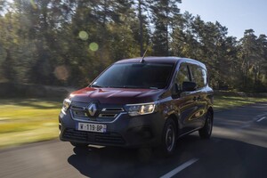 Renault Kangoo Combi eléctrico en movimiento, captura dinámica y estilizada. Renault Kangoo Combi eléctrico en movimiento, captura dinámica y estilizada.