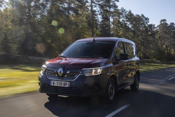 Renault Kangoo Combi eléctrico en movimiento, captura dinámica y estilizada.