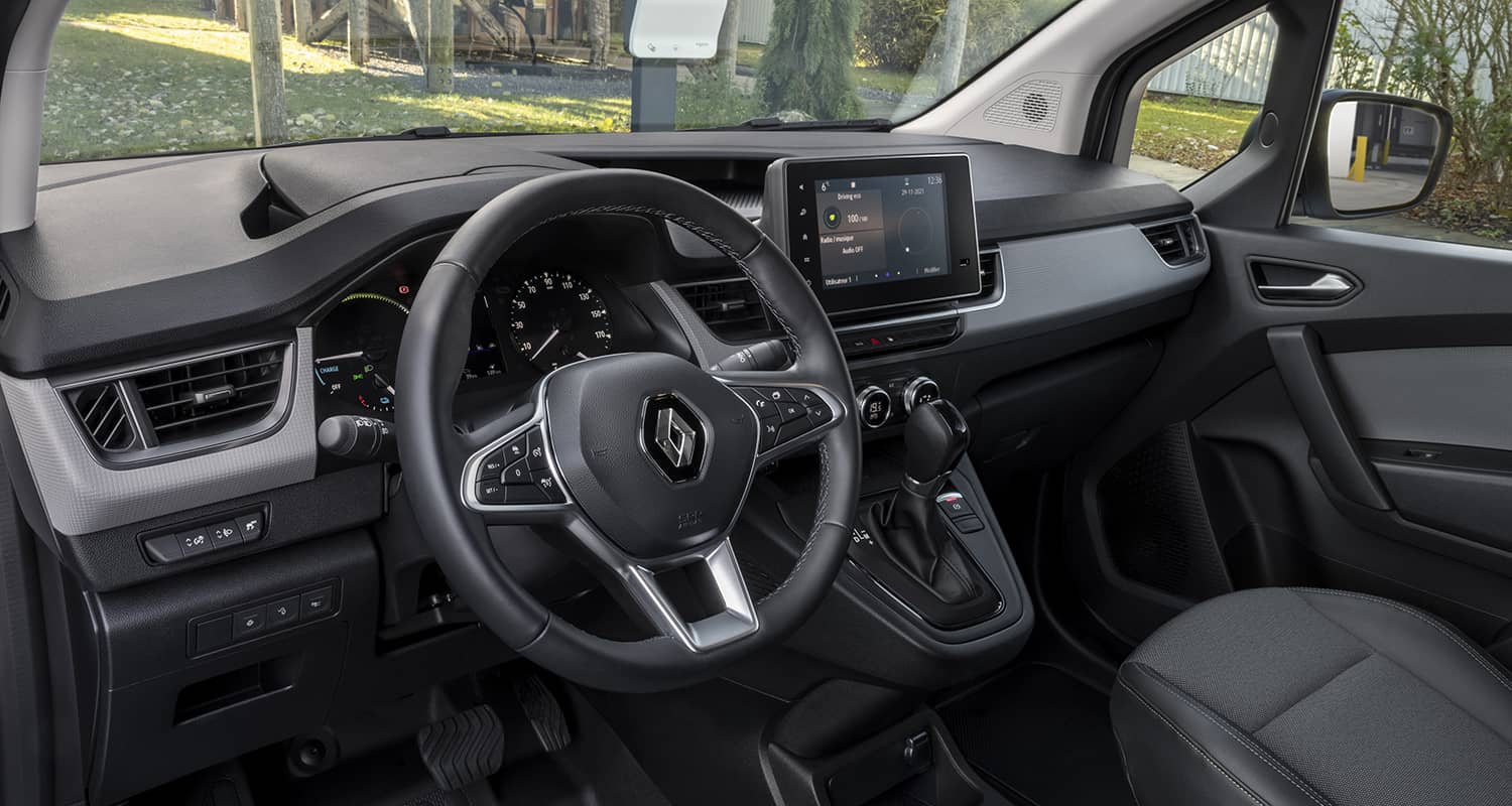 Cabina del Renault Kangoo Van eléctrico, con enfoque en la consola central y el diseño ergonómico.