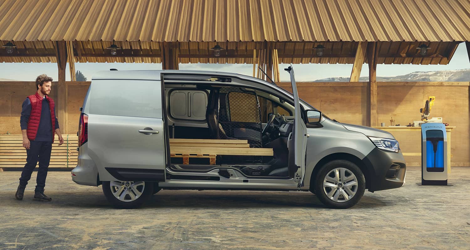 Renault Kangoo Van eléctrico con la puerta lateral abierta, ideal para cargar material.