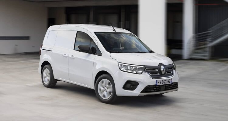 Vista dinámica del Renault Kangoo Van eléctrico mostrando su diseño frontal y lateral.