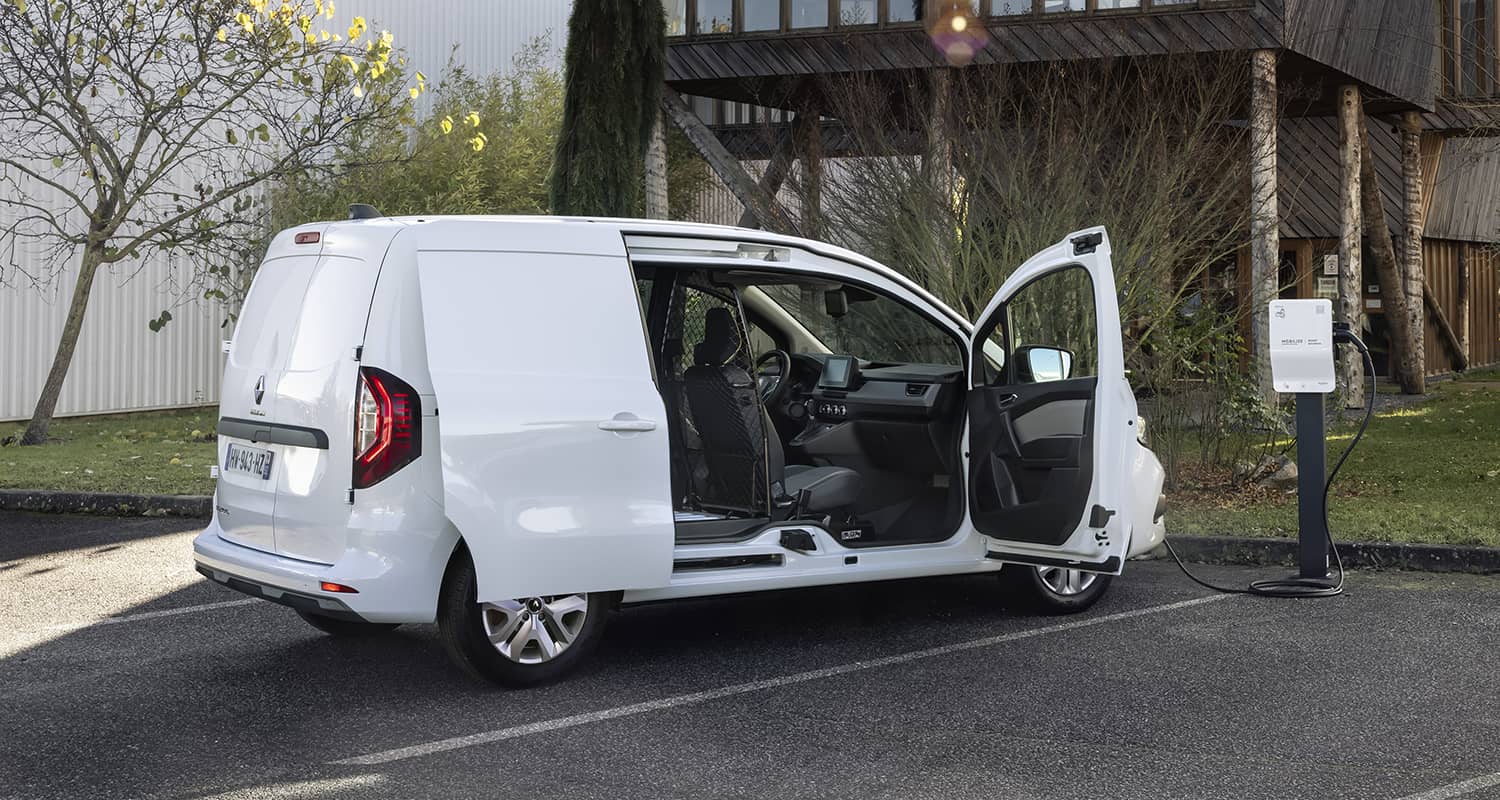 Imagen del Renault Kangoo Van eléctrico cargando, con puertas abiertas para visualizar el interior.