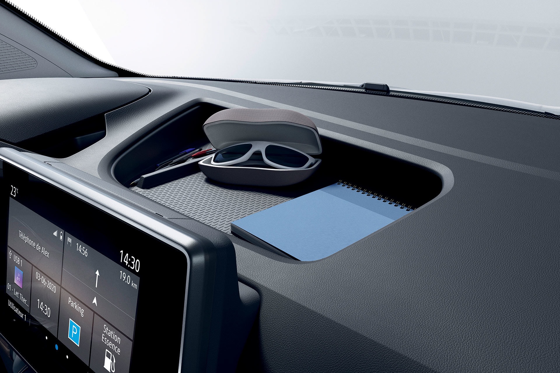 Zona de almacenamiento en la consola con detalles modernos.