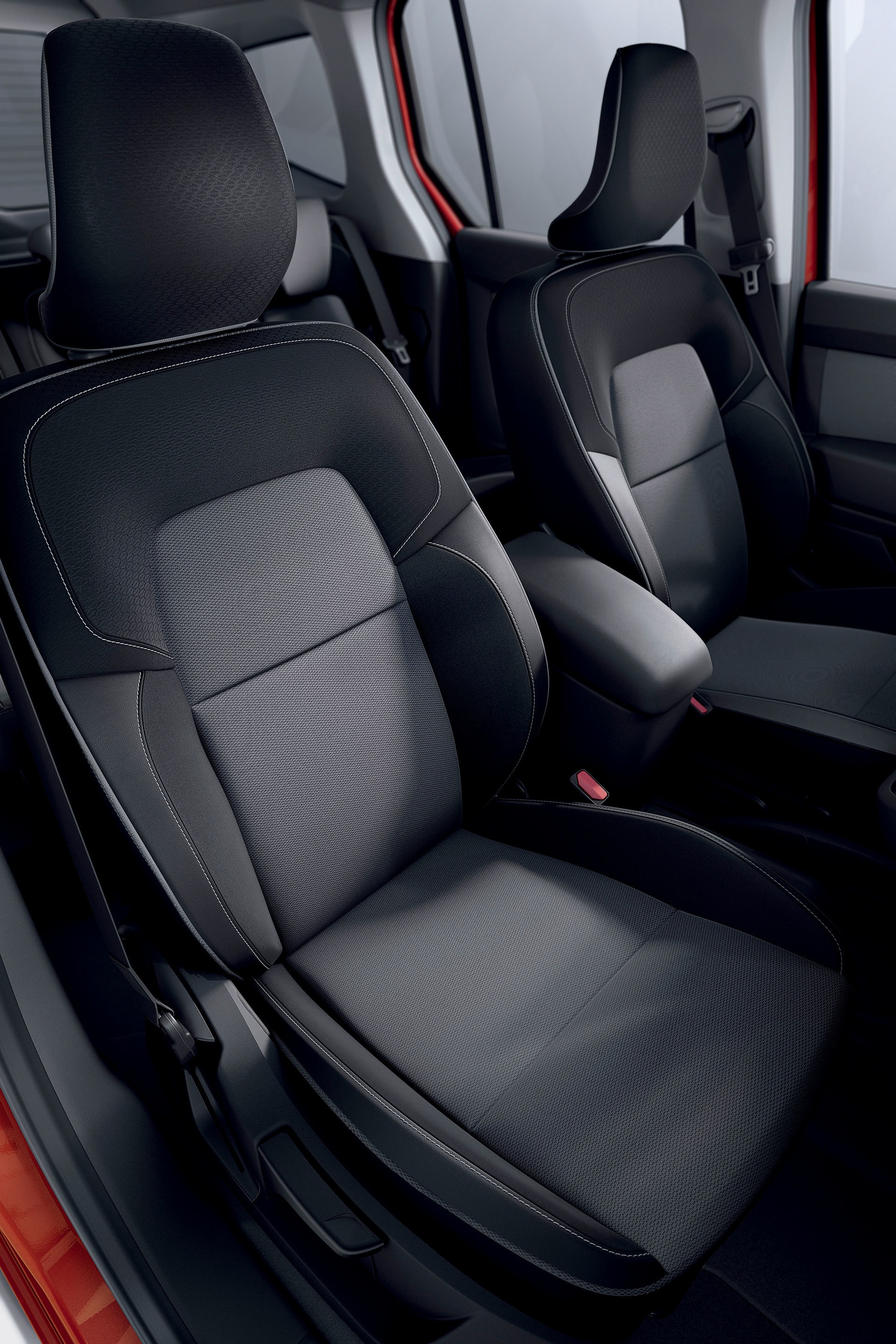 Vista lateral de los asientos en piel del Renault Kangoo Combi.