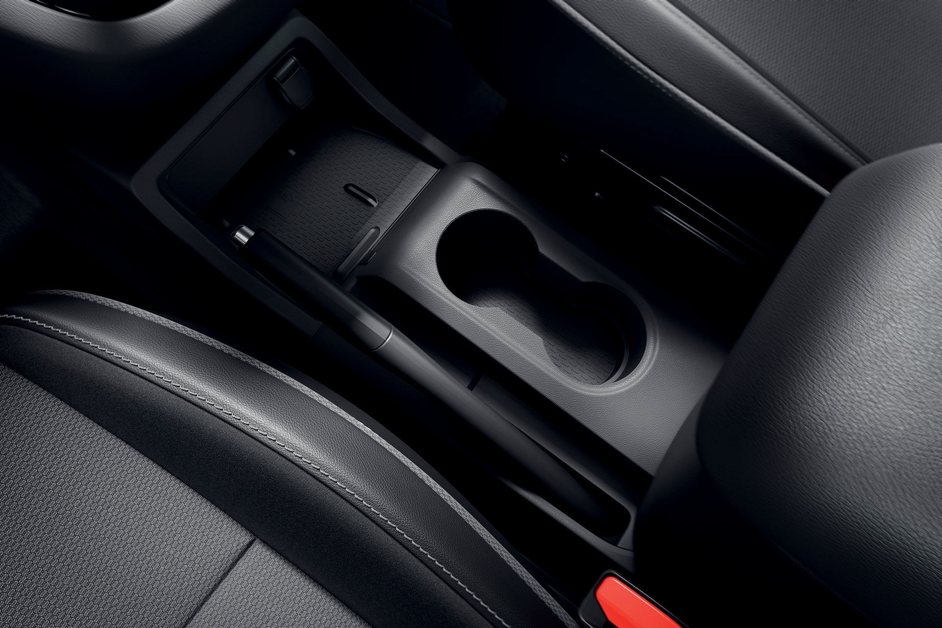 Espacios de almacenamiento y portaobjetos en la consola central.