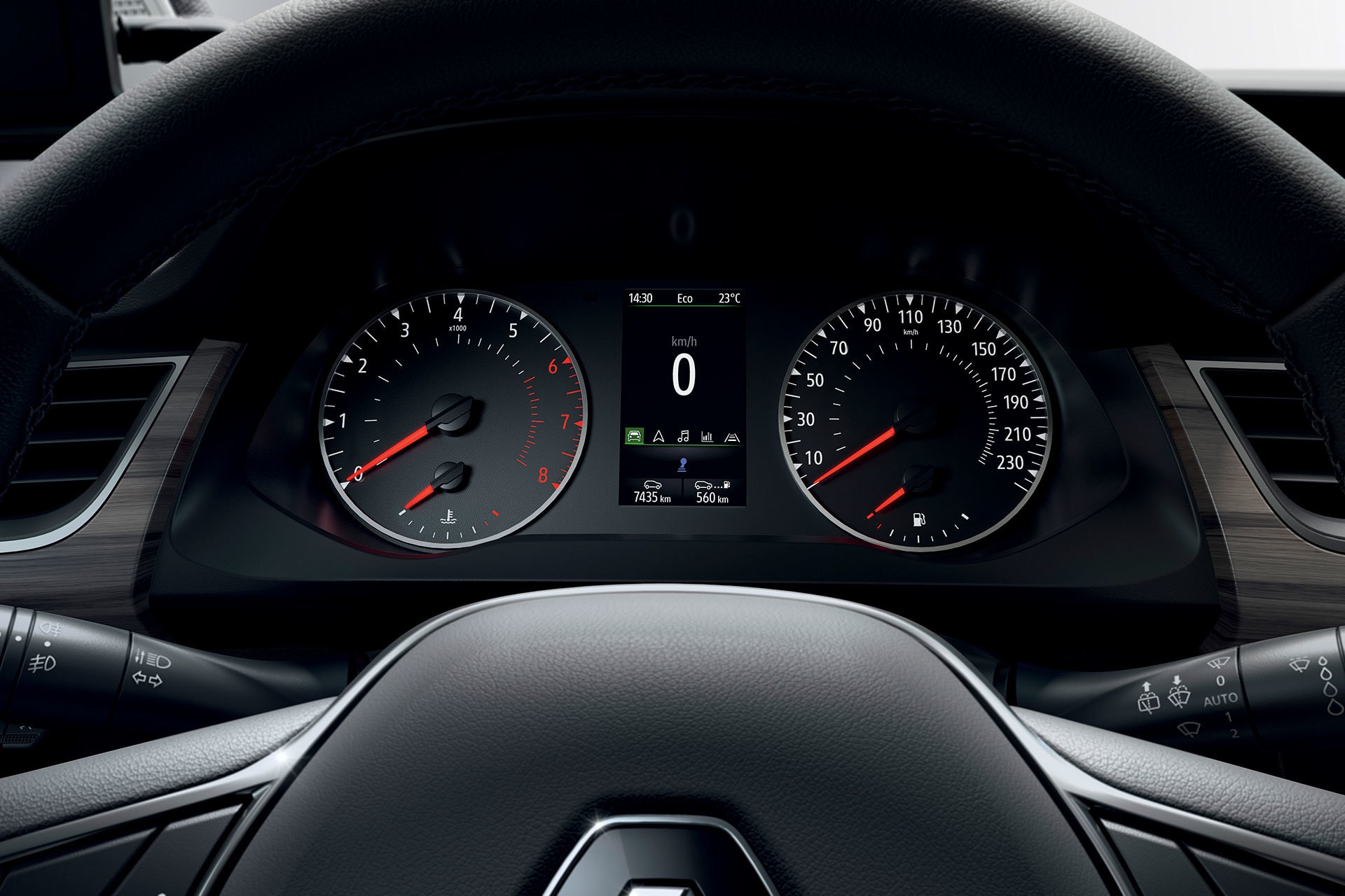 Cuadro de instrumentos con velocímetro y pantalla digital.