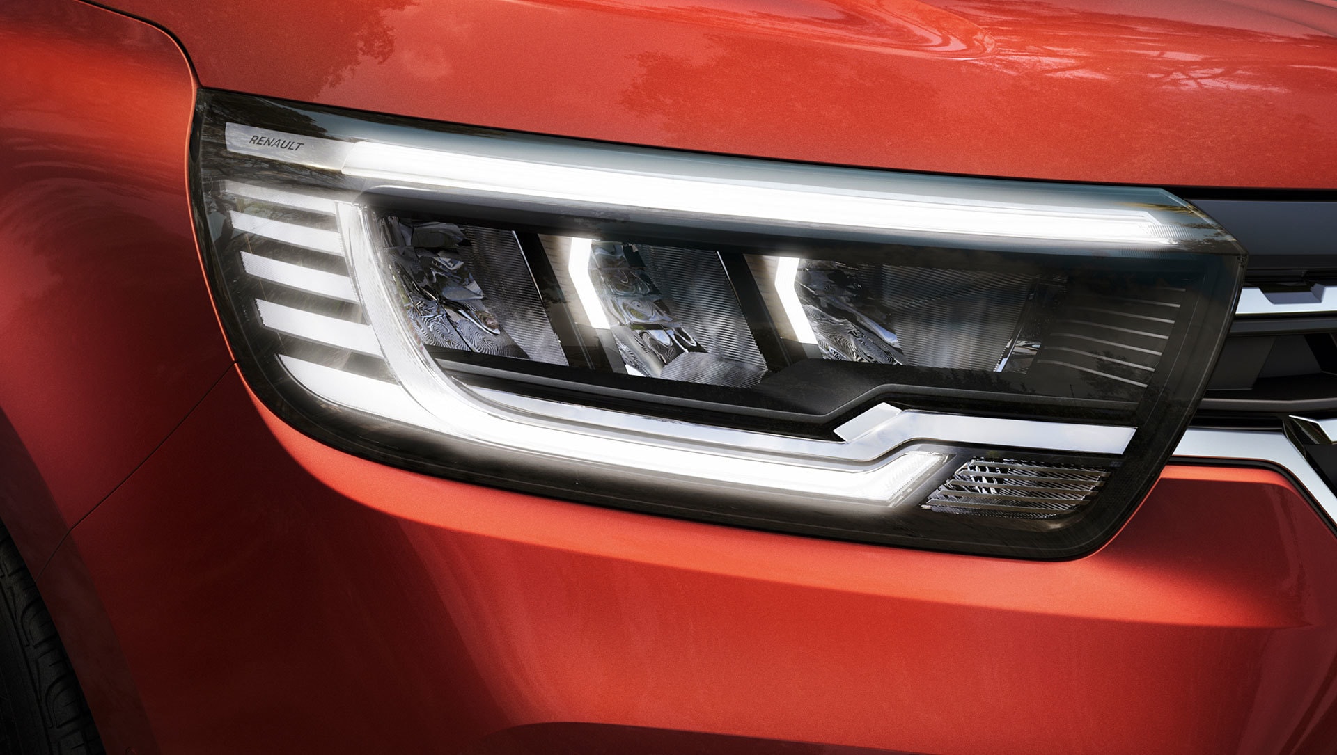 Faro delantero con tecnología LED y diseño moderno.