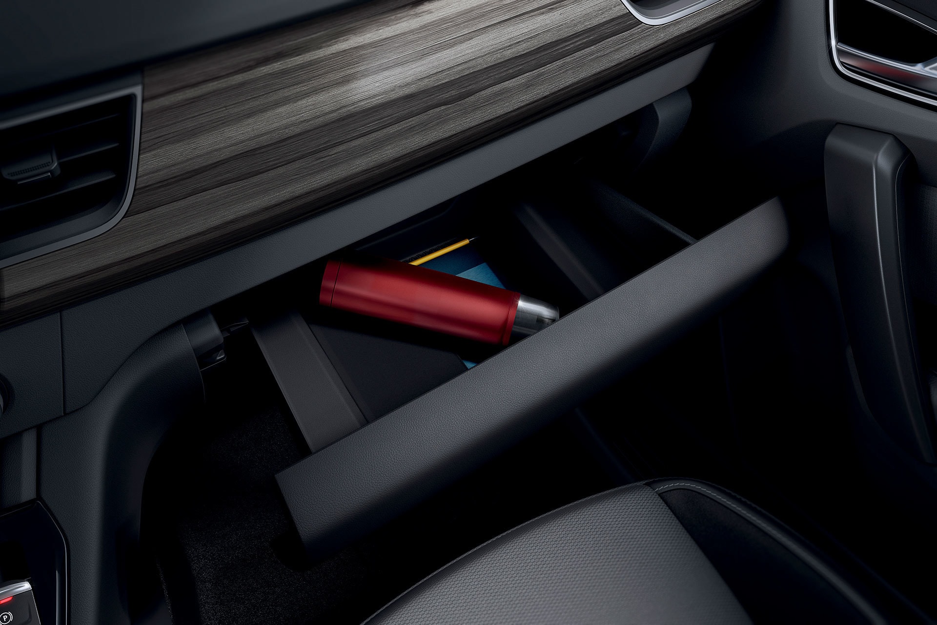 Detalle de la guantera y almacenamiento lateral en Kangoo Combi.