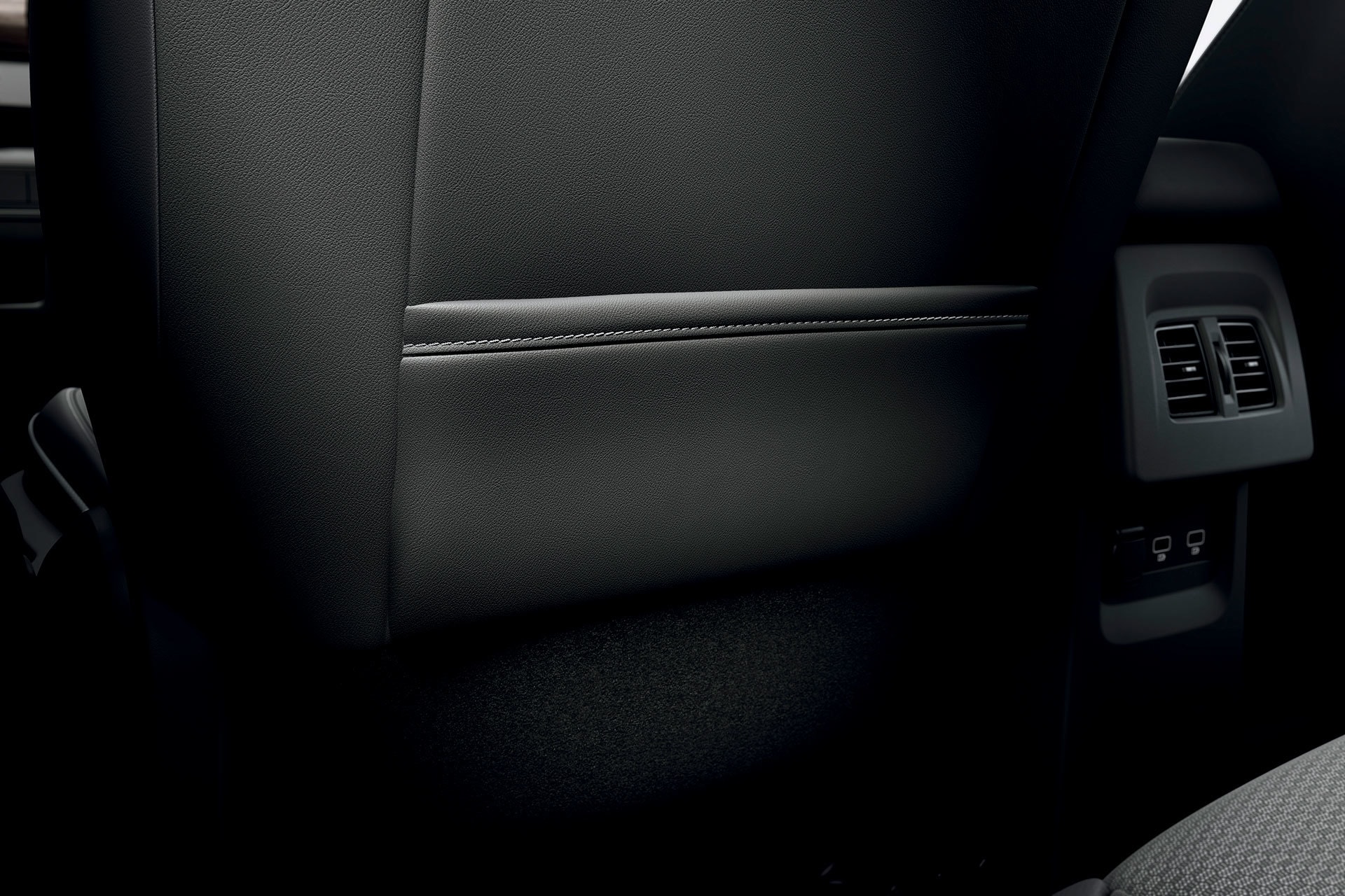 Detalles de las soluciones de almacenamiento en el interior de la Kangoo Combi.