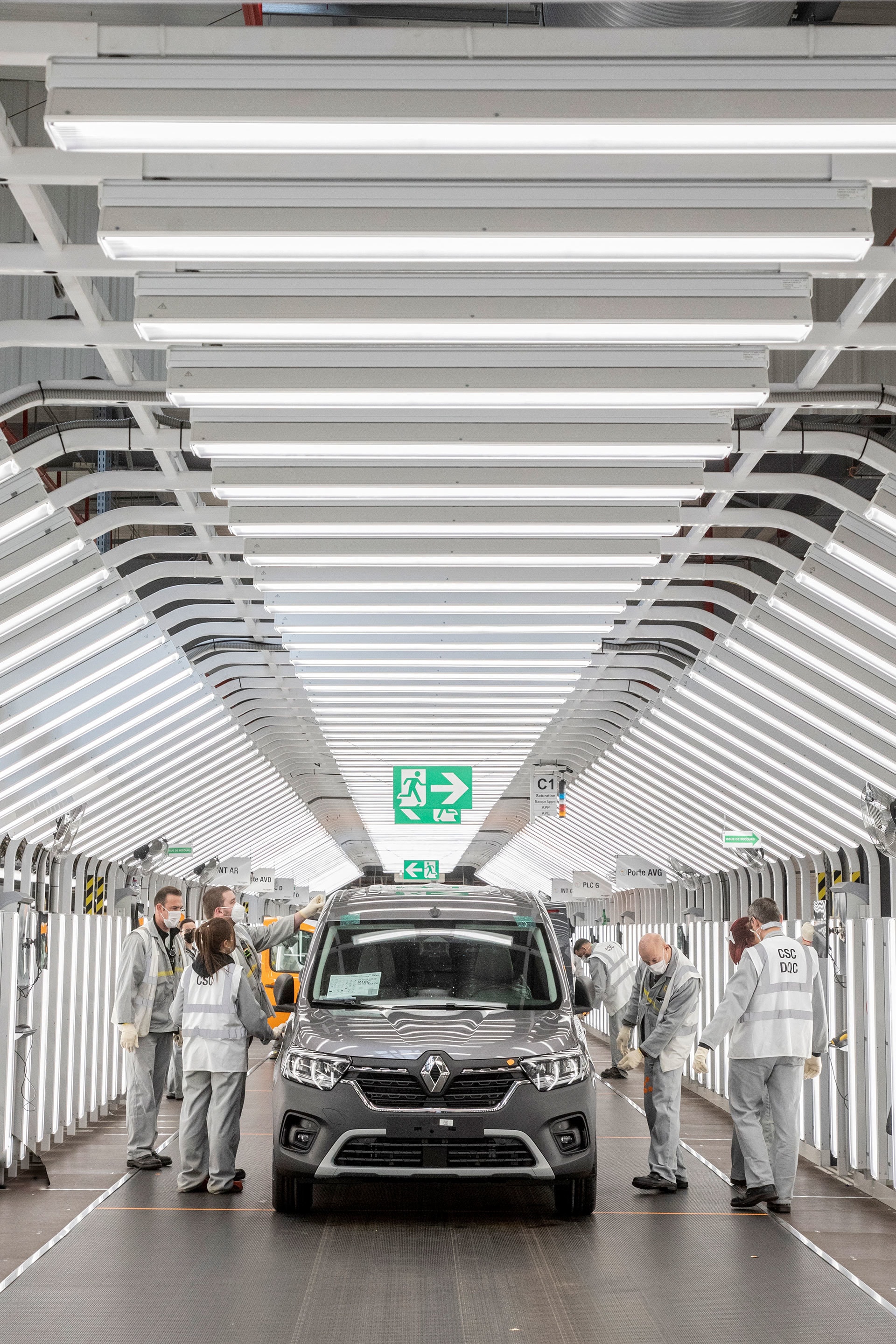 Interior de la fábrica, Kangoo Combi en etapa final de calidad y control.