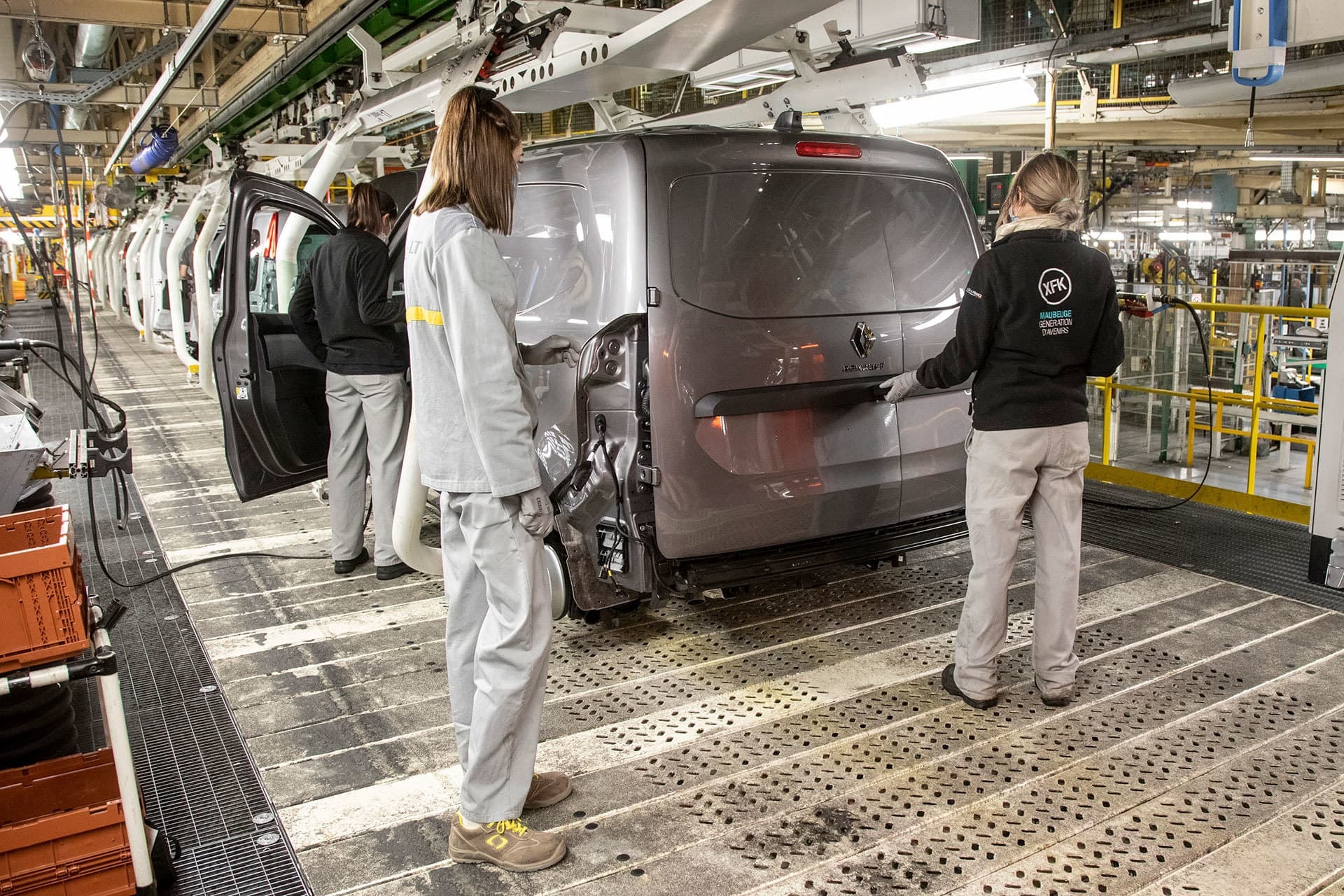 Línea de montaje en una planta de vehículos, sin especificar si es Renault Kangoo Combi.