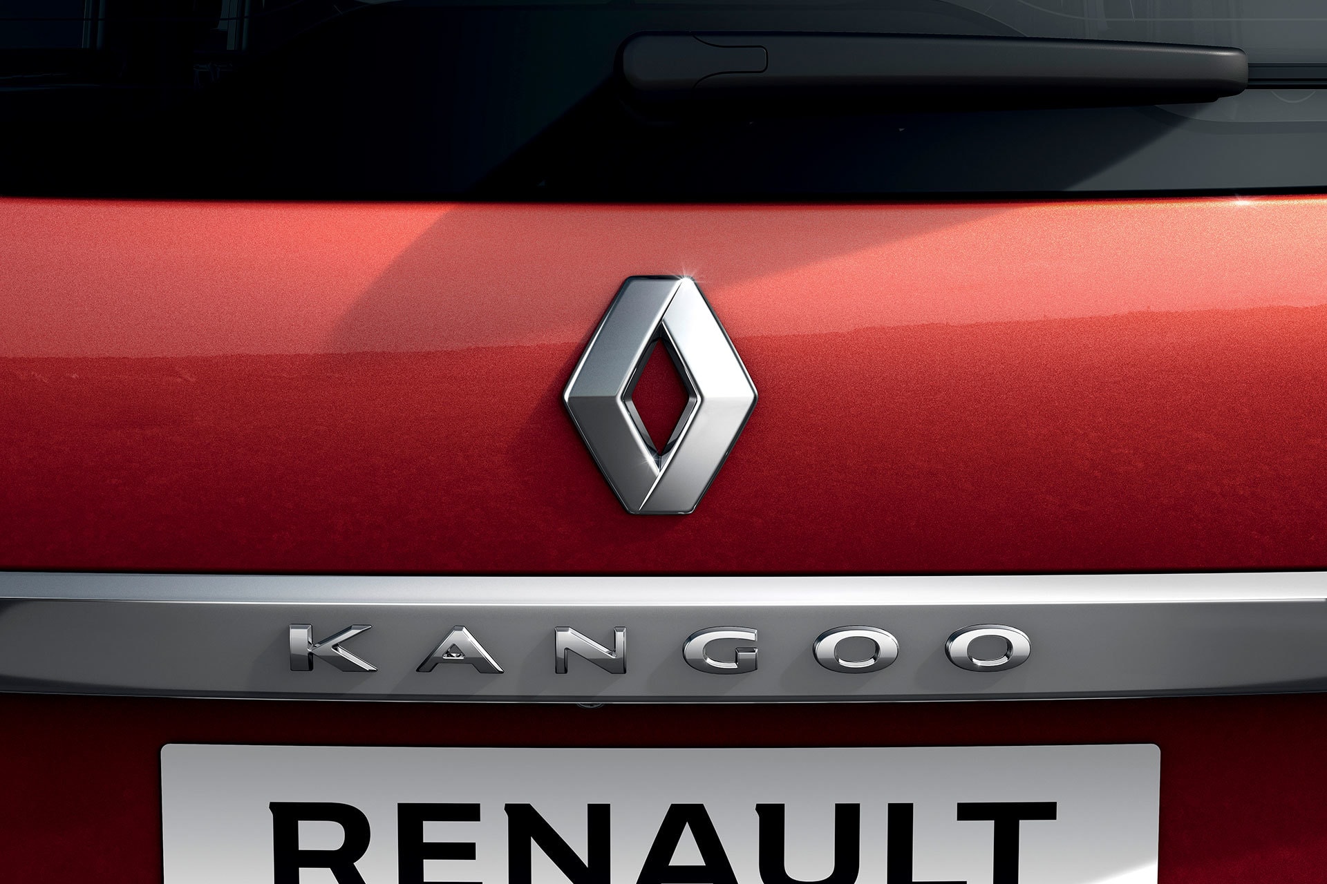 Vista del emblemático logo de Renault en la parte trasera del Kangoo Combi.