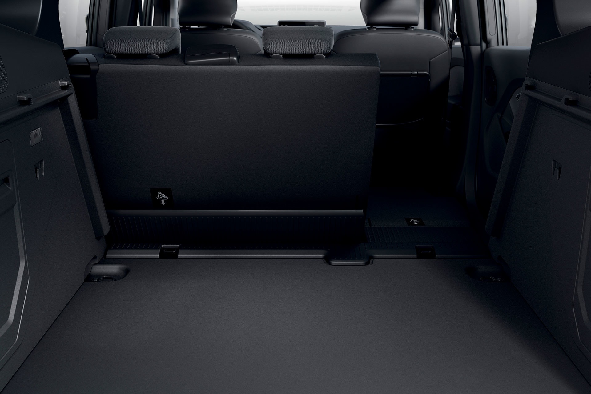 Vista del maletero con asientos traseros abatidos en Kangoo Combi.