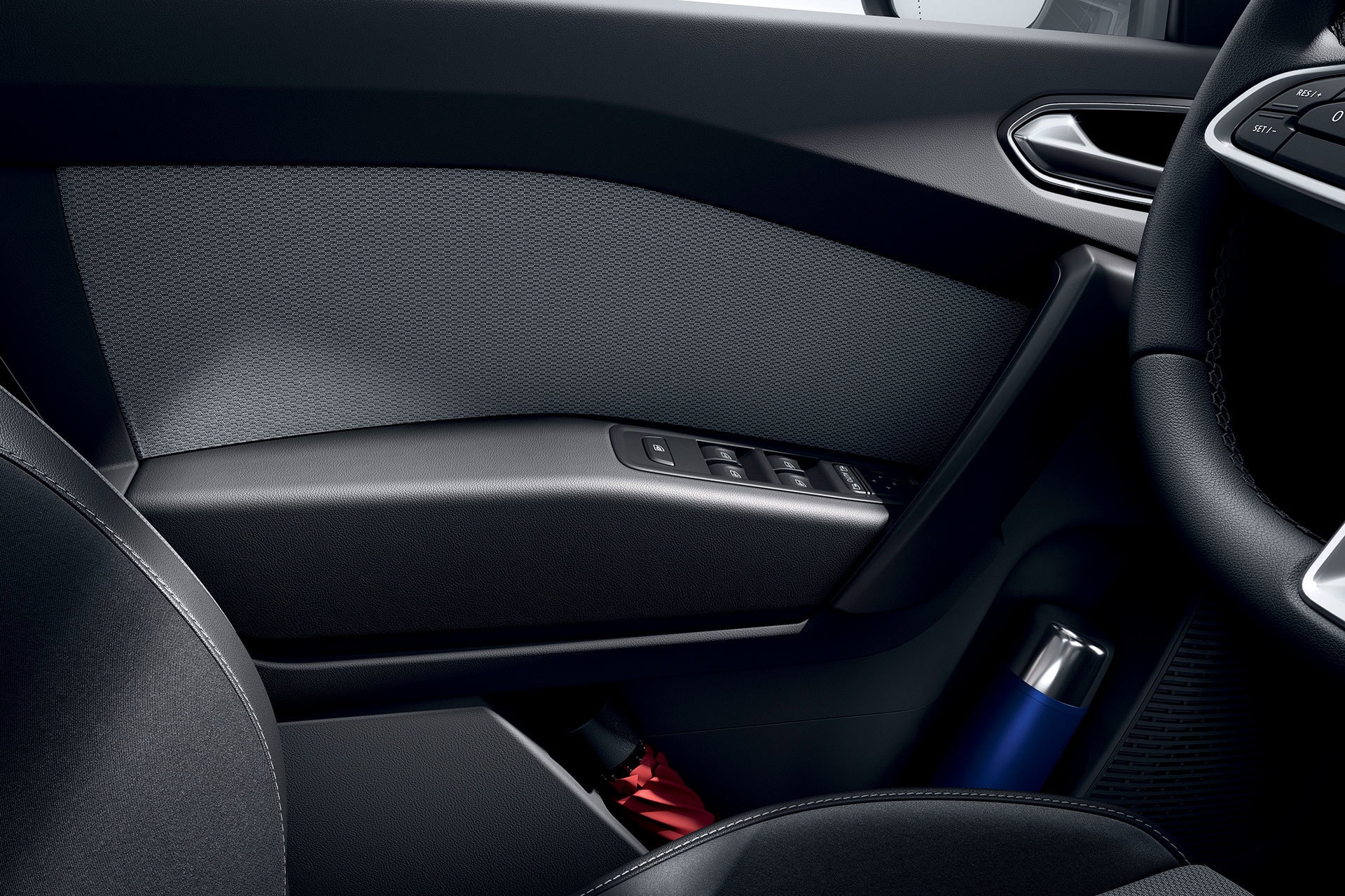 Compartimento para bebidas en la puerta del Renault Kangoo Combi.