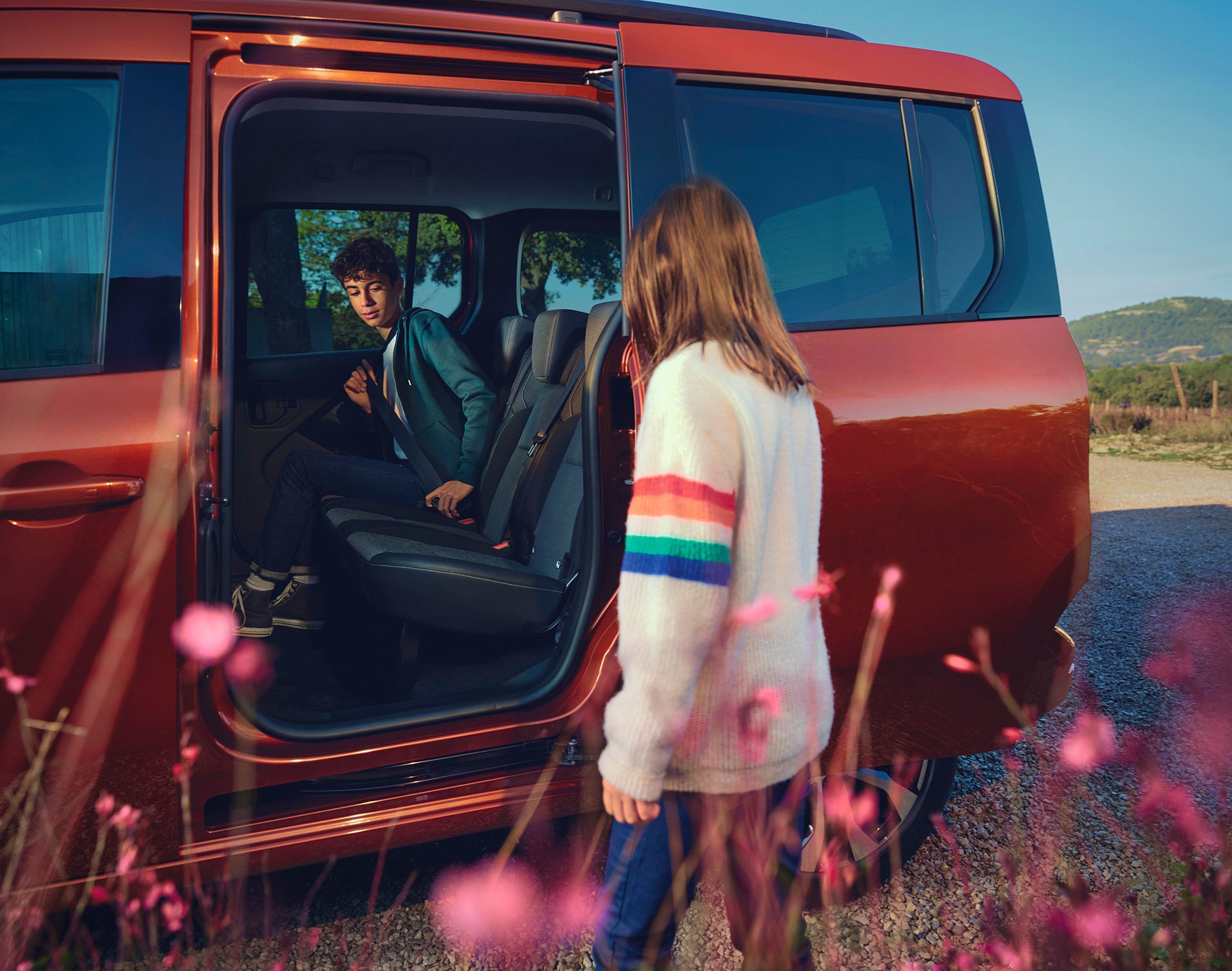 Puerta corrediza que facilita el acceso al interior del Renault Kangoo Combi.