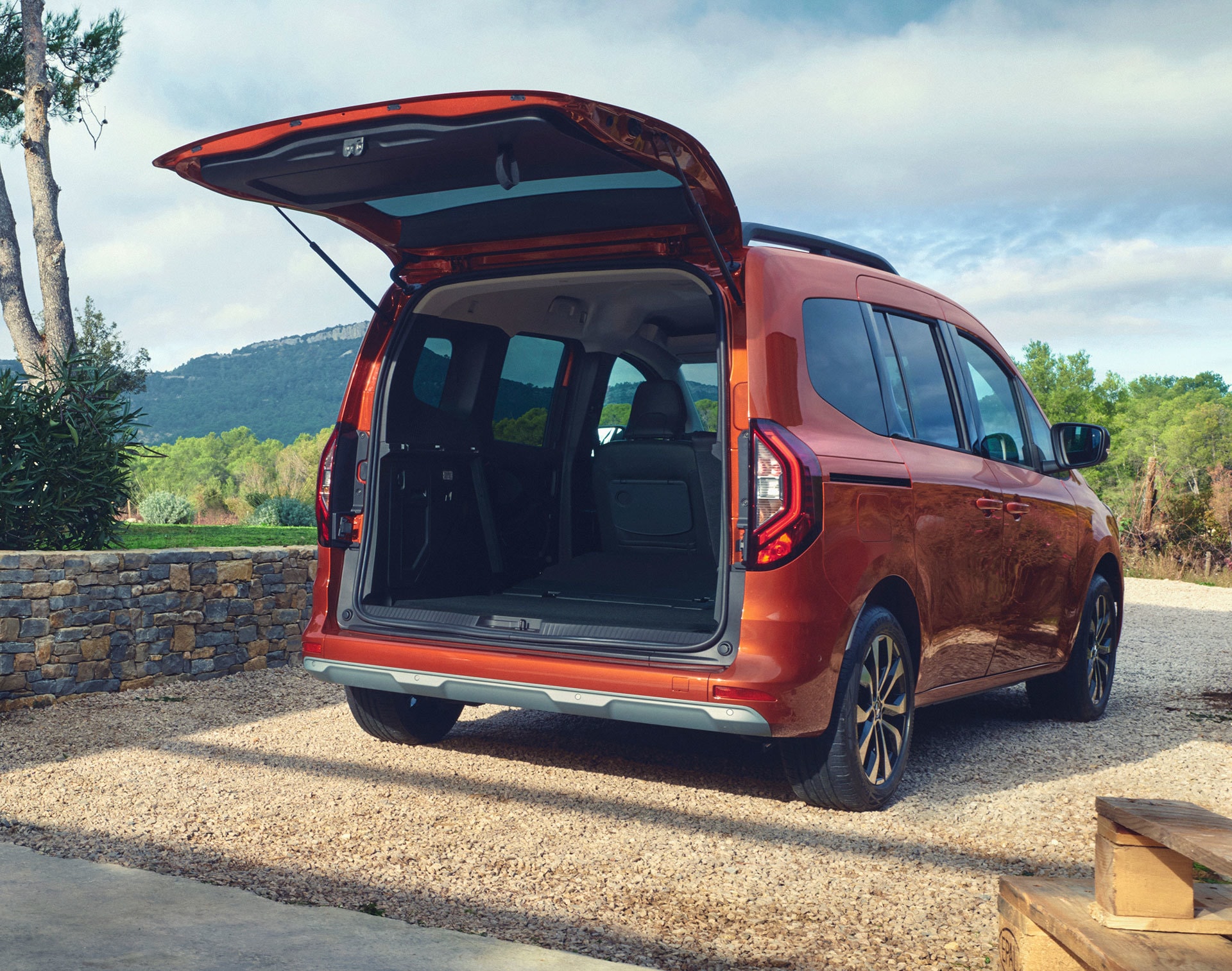 Apertura maletero Kangoo Combi evidenciando funcionalidad y espacio interior.