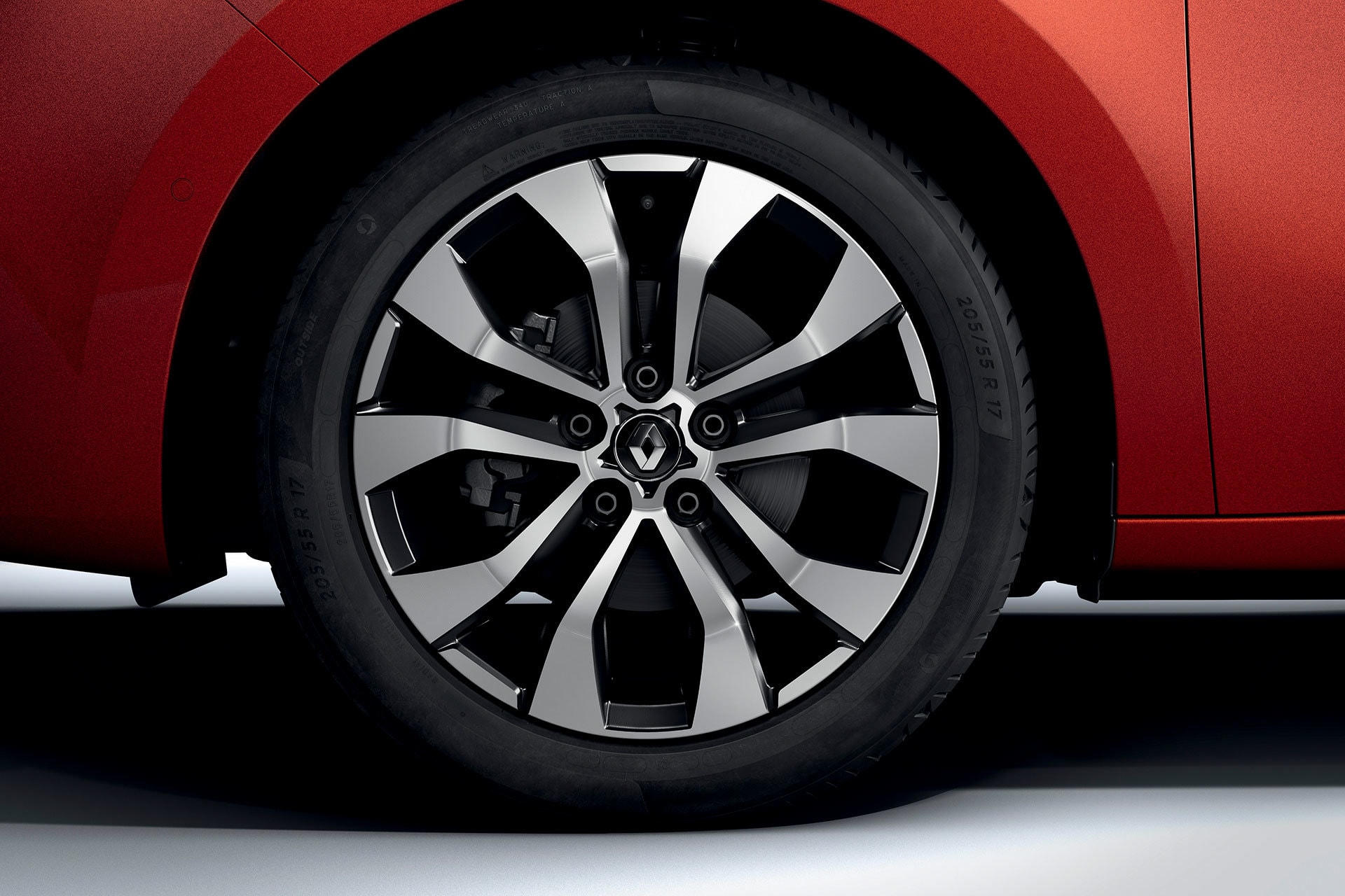 Foco en la rueda de aleación del Renault Kangoo Combi, destacando la mezcla de colores y diseño.