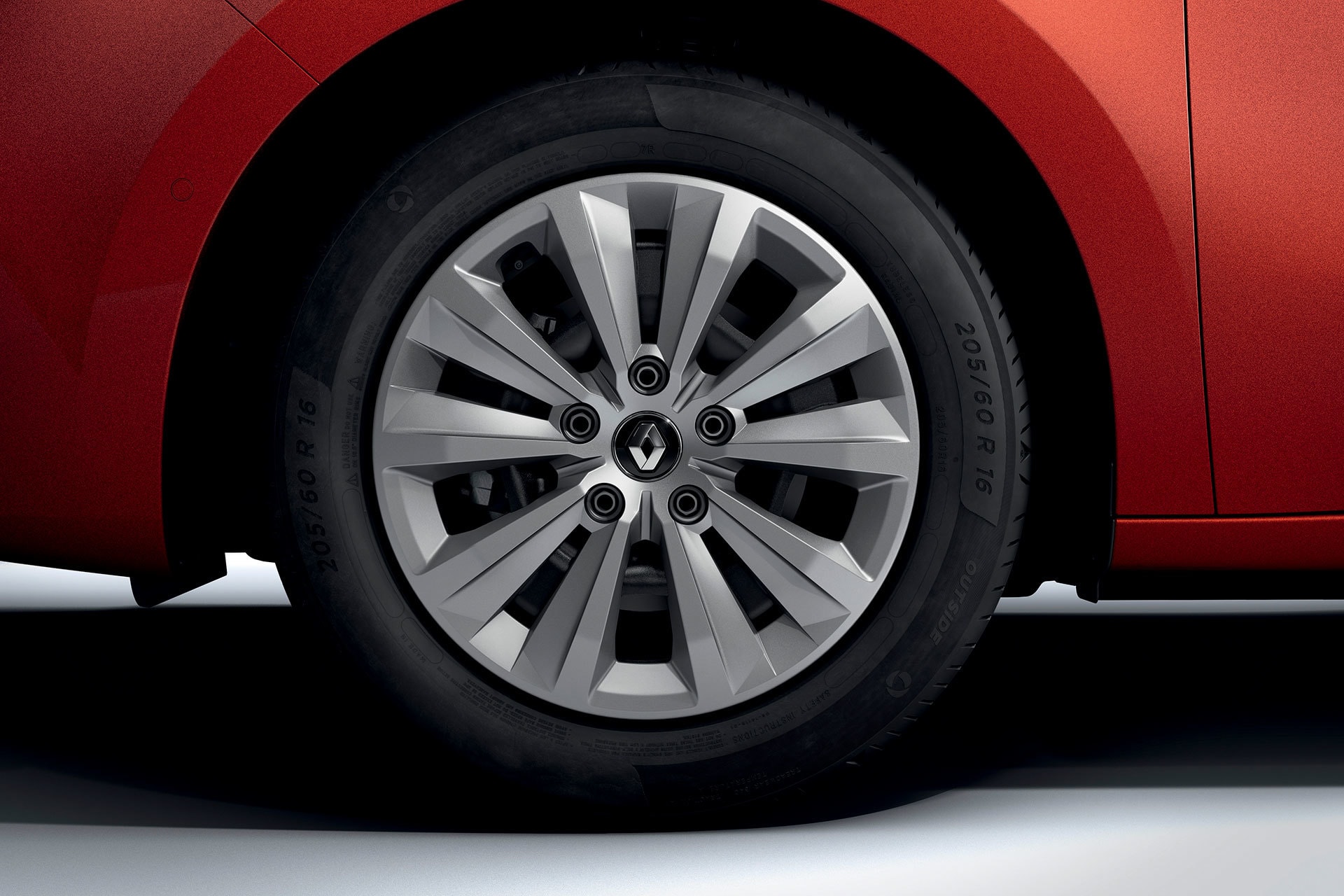 Detalle de la rueda de aleación del Renault Kangoo Combi, diseño estilizado en gris y negro.