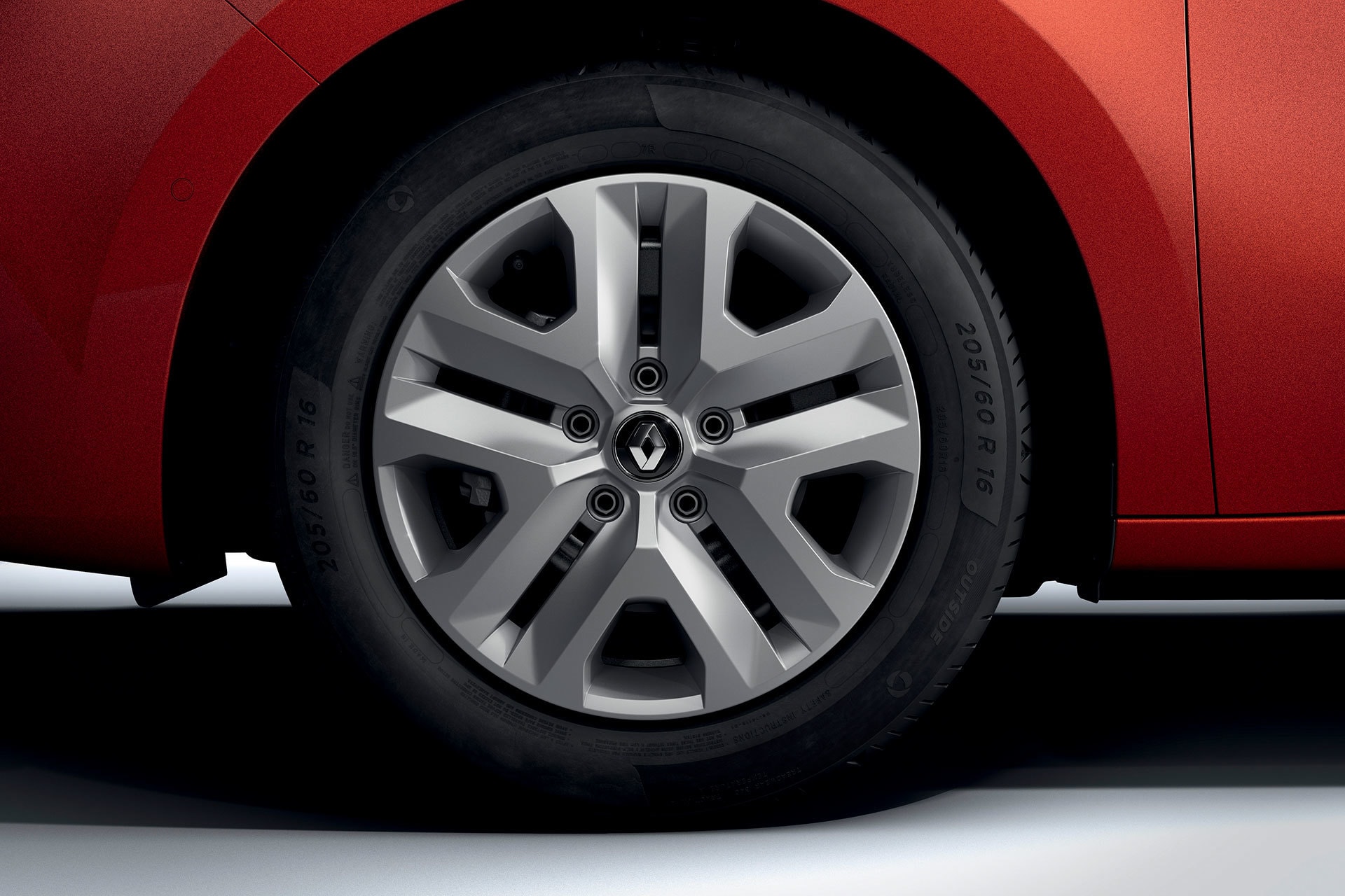 Detalle de rueda de aleación del Renault Kangoo Combi en tonos grises y diseño deportivo.