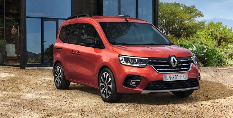 Vista frontal y lateral del Renault Kangoo Combi en ambiente natural.