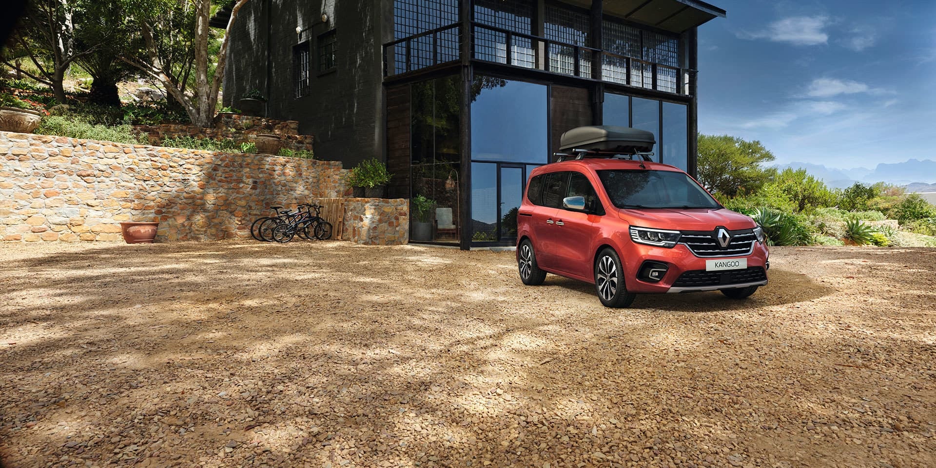 Renault Kangoo Combi aparcado con diseño robusto y funcional.