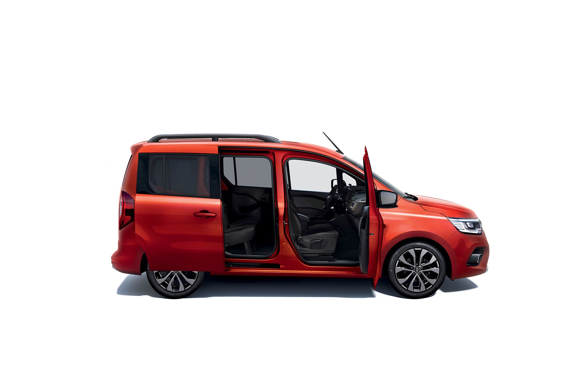 Imagen lateral del Renault Kangoo Combi con puertas abiertas mostrando accesibilidad.