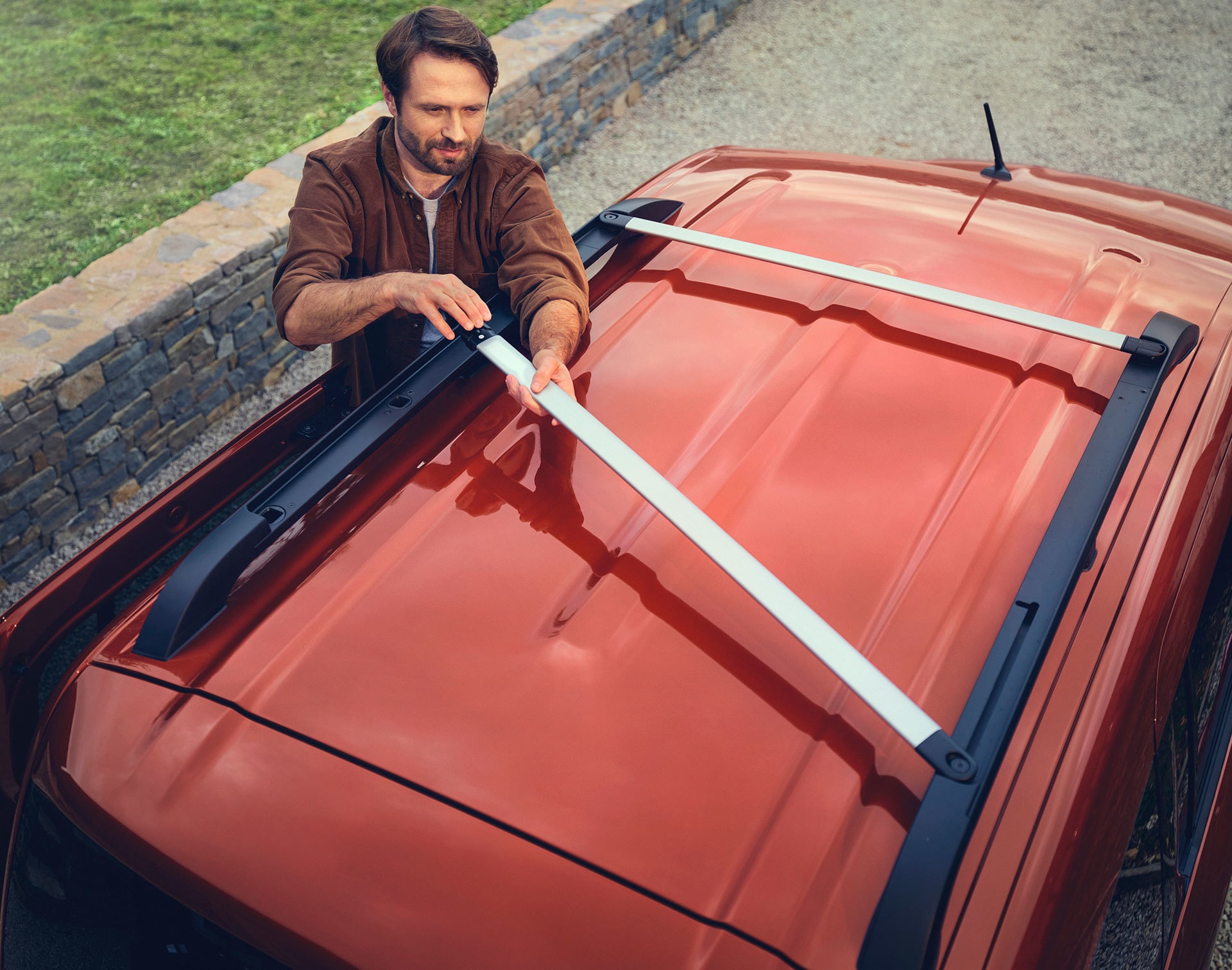 Sistema de carga en el techo demostrando su utilidad.
