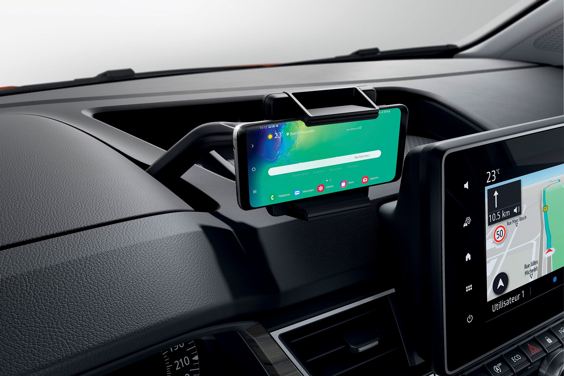 Soporte para teléfono móvil estratégicamente ubicado.