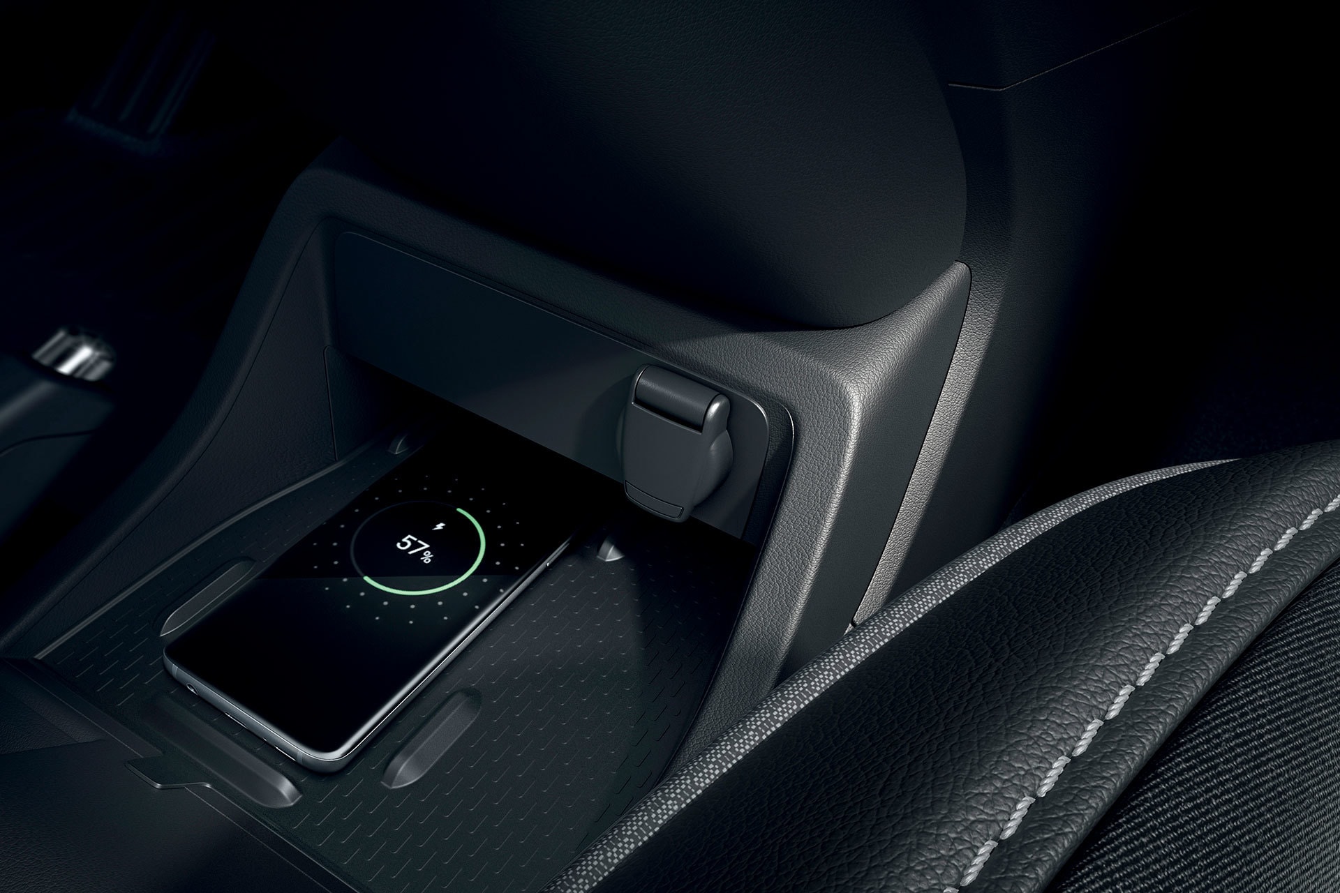 Área de carga inalámbrica para smartphones integrada en el coche.