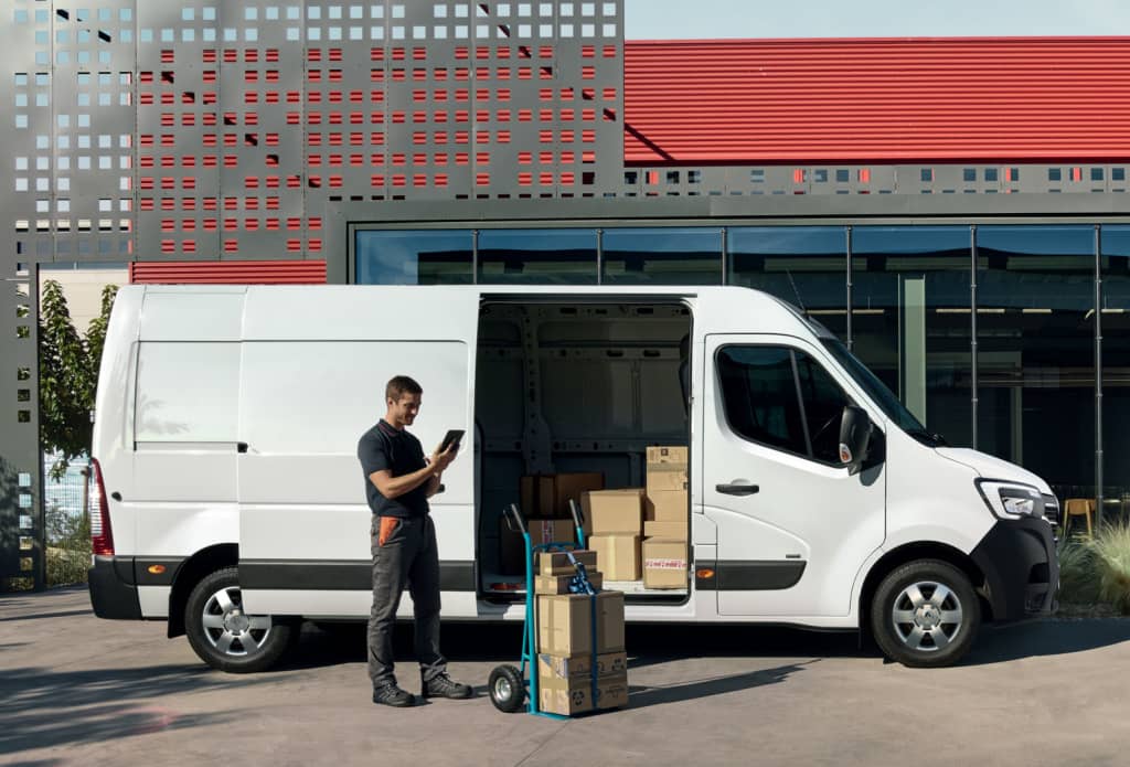 Renault Master con puerta lateral abierta mostrando su capacidad de carga.