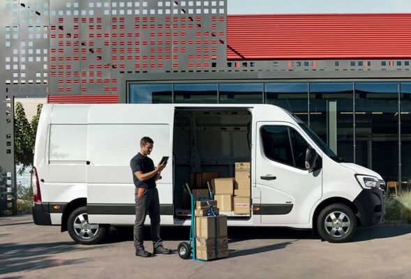 Renault Master con puerta lateral abierta mostrando su capacidad de carga. Renault Master con puerta lateral abierta mostrando su capacidad de carga.