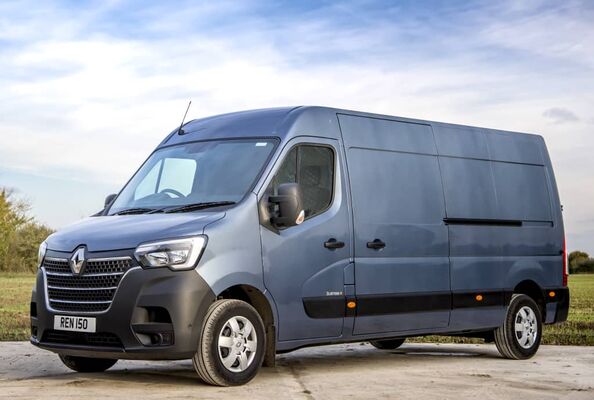Renault Master en ángulo que muestra su frontal y lateral. Renault Master en ángulo que muestra su frontal y lateral.
