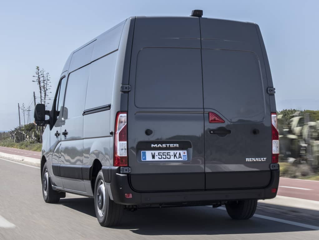 Imagen de la parte trasera del Renault Master en movimiento.