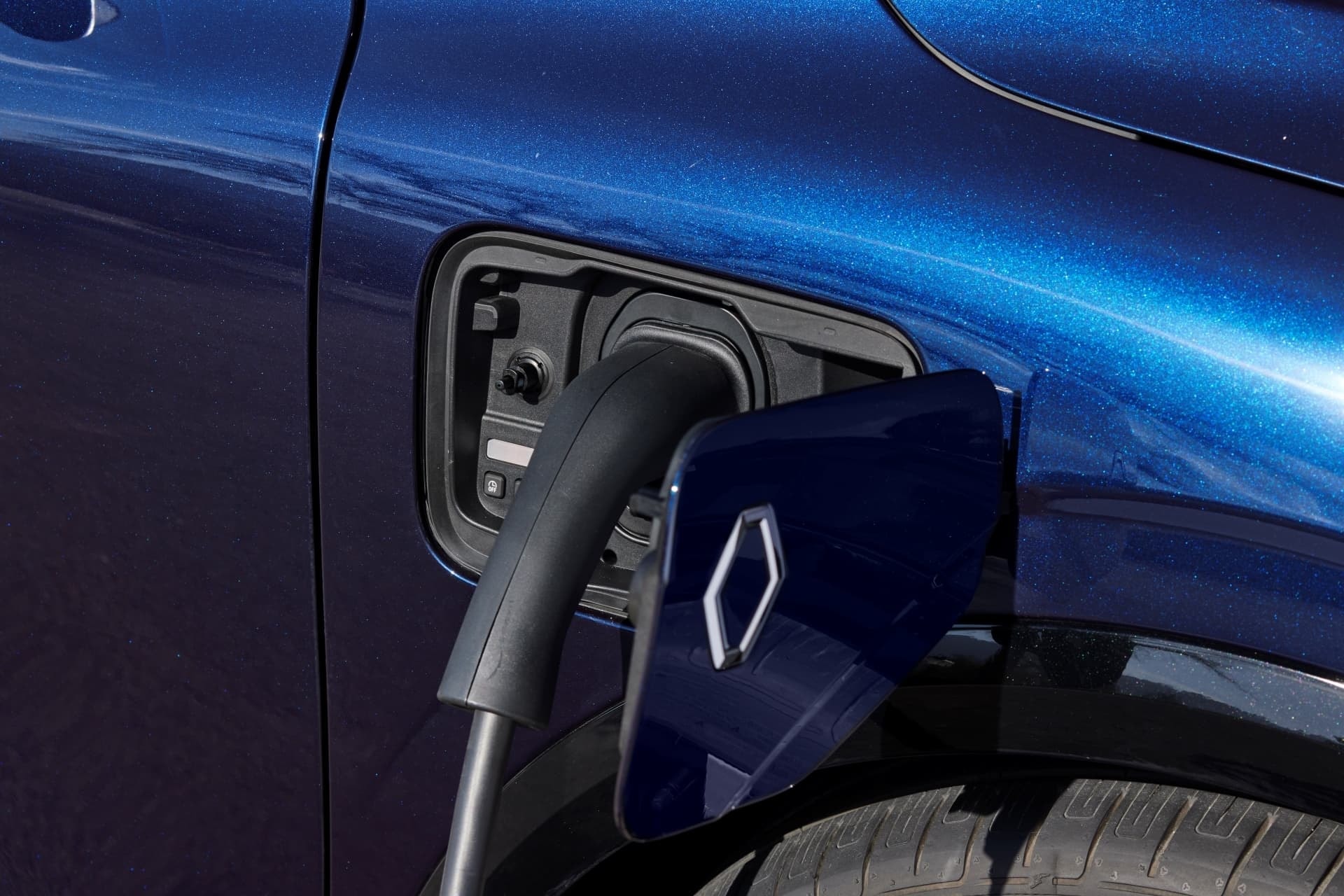 Detalle del puerto de carga del Renault Mégane E-Tech eléctrico.