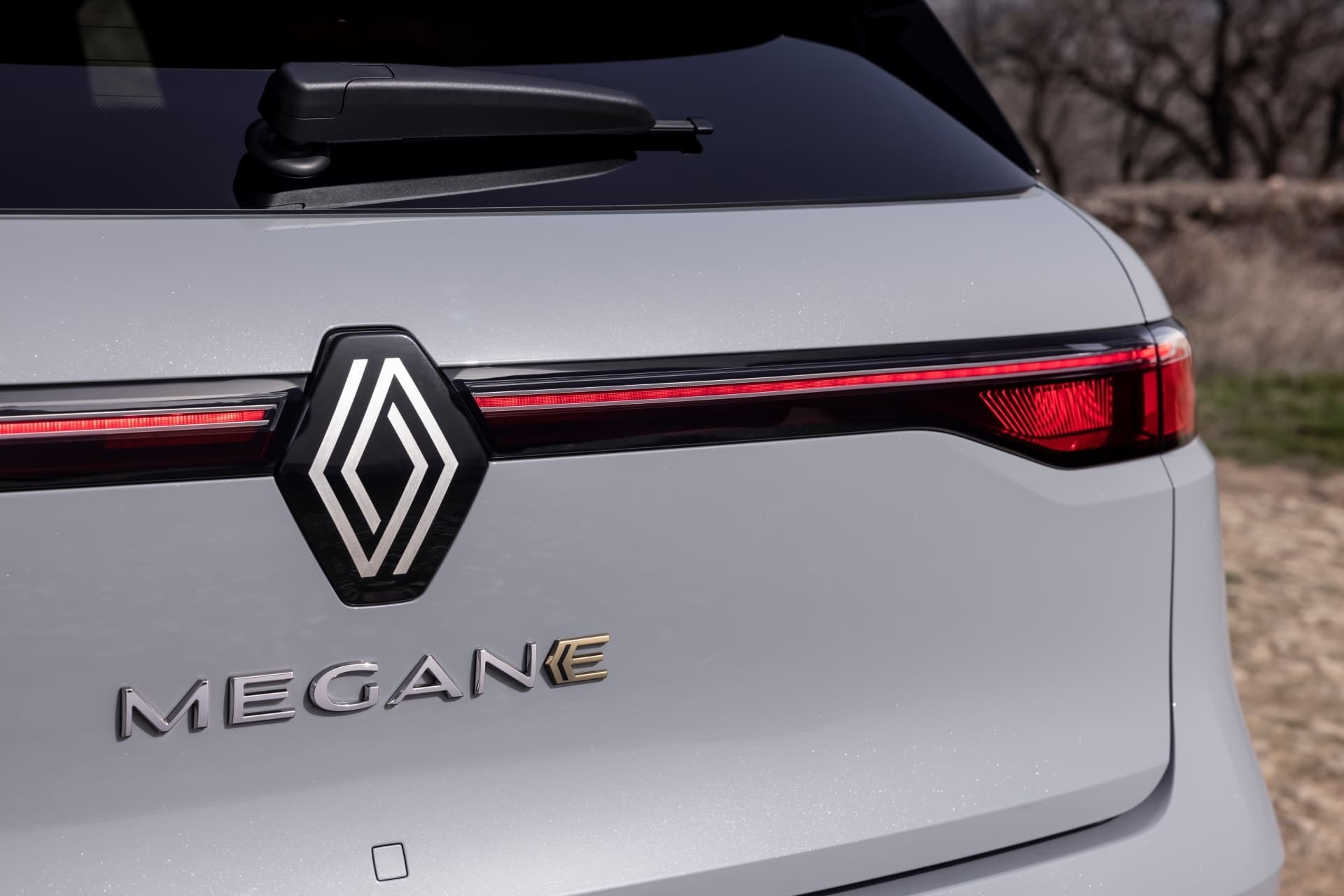 Detalle de la trasera y logo del Renault Mégane E-Tech