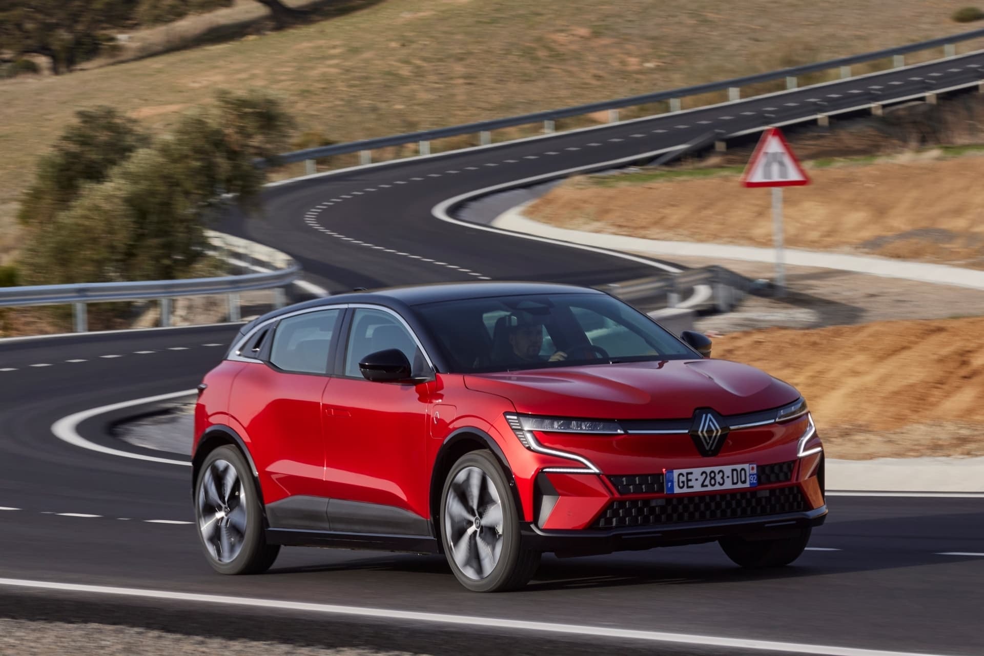 Perfil del Renault Mégane E-Tech eléctrico rojo mostrando su diseño lateral.