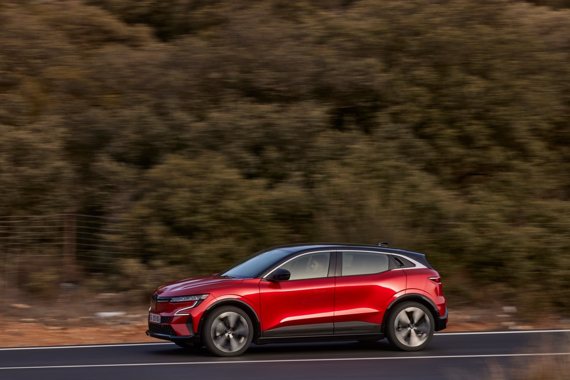 El Renault Mégane E-Tech eléctrico capturado en movimiento, subrayando dinamismo.