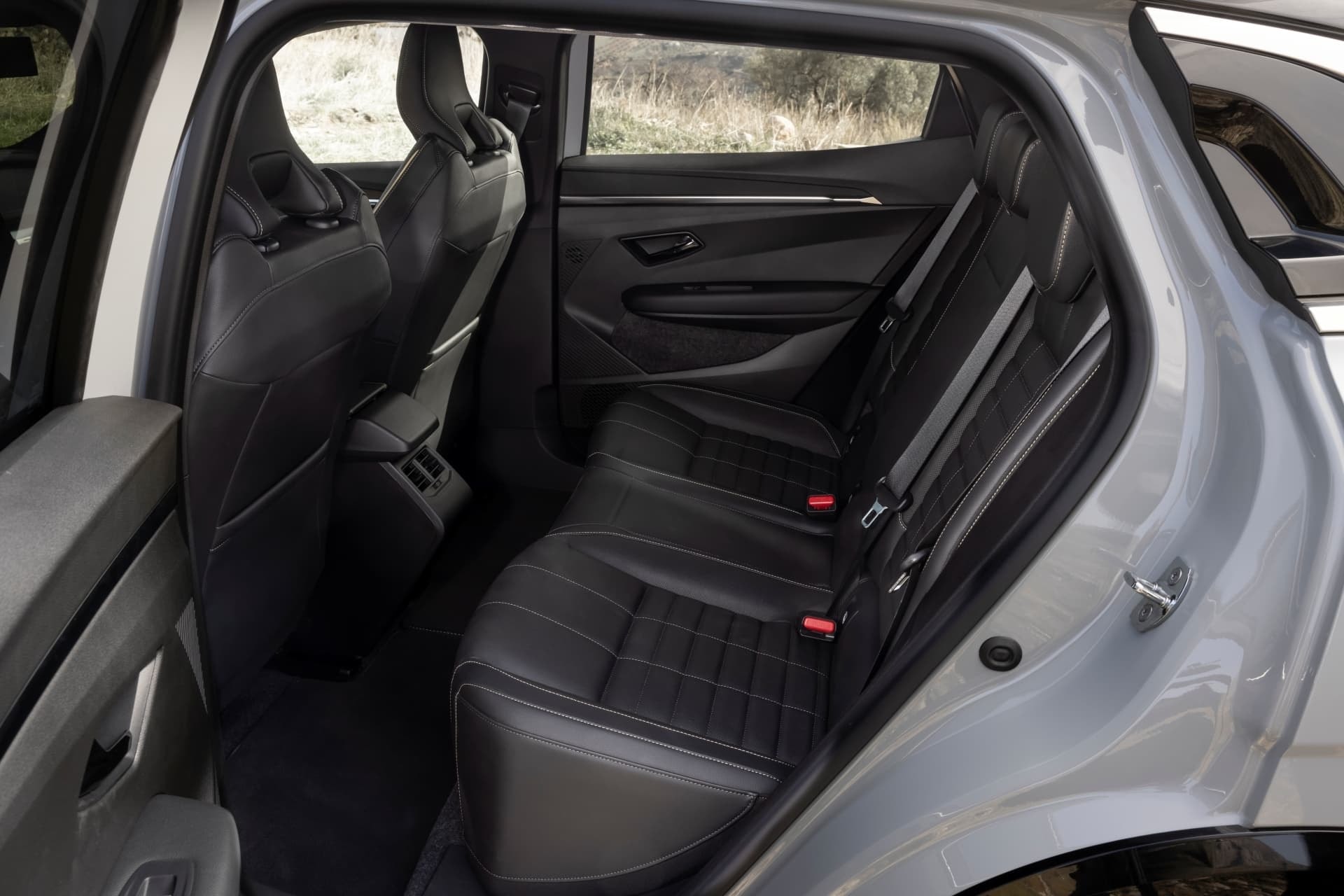 Vista lateral de los asientos traseros con acabados de calidad.