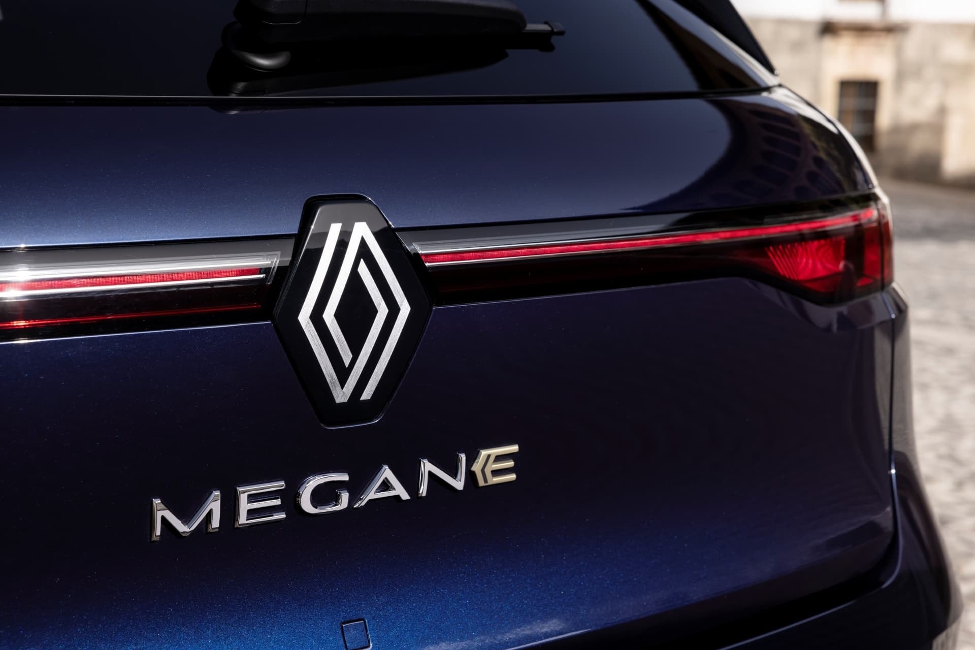 Insignia trasera del Mégane E-Tech destacando el logotipo y el modelo.