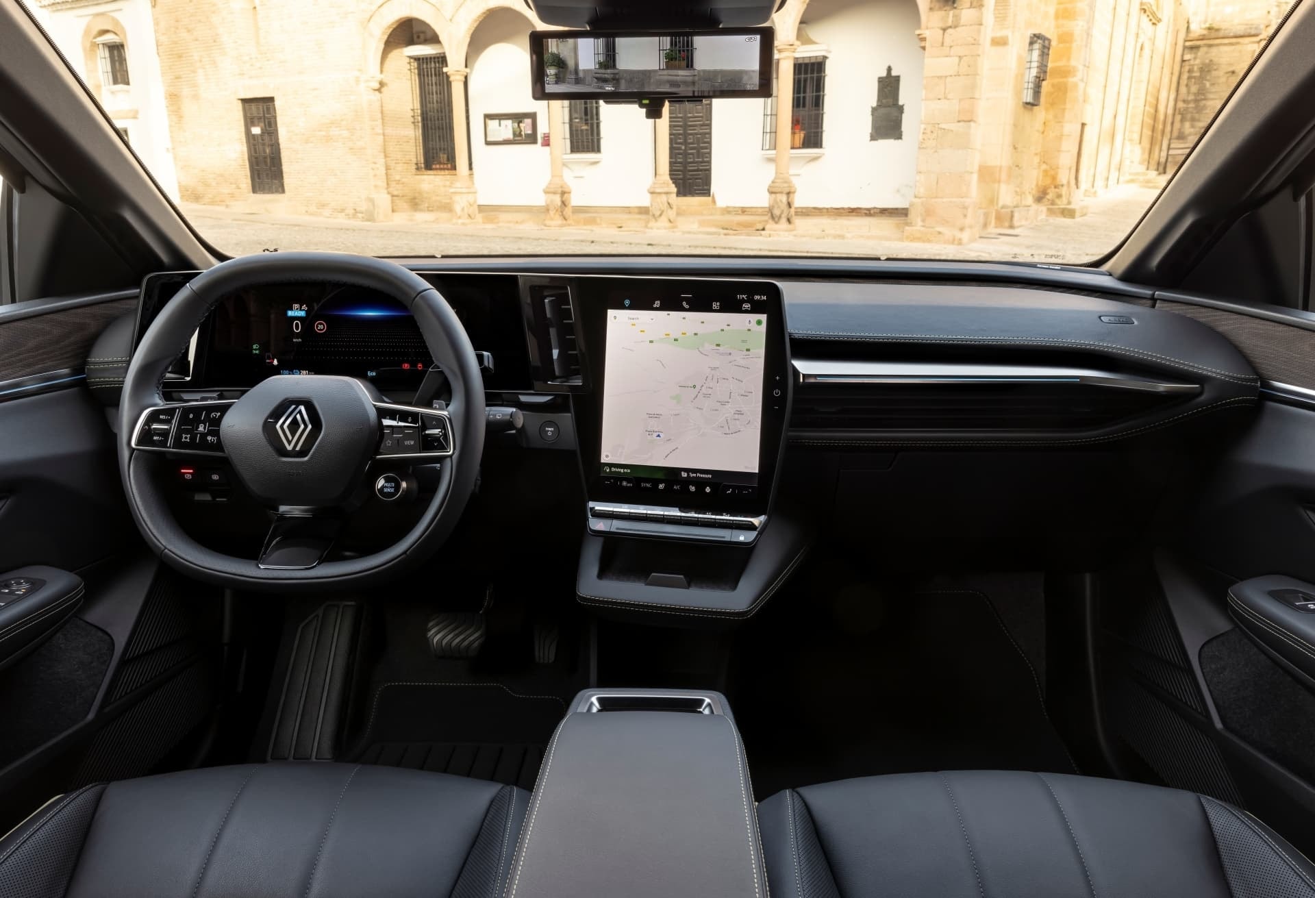 Cabina del Renault Mégane E-Tech, mostrando asientos y consola central.