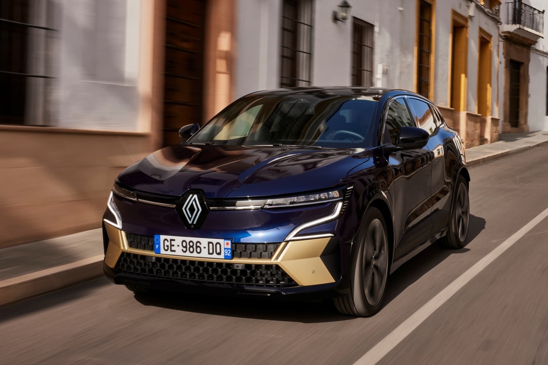 Vista delantera del Mégane E-Tech en un entorno urbano, evidenciando su carácter eléctrico.