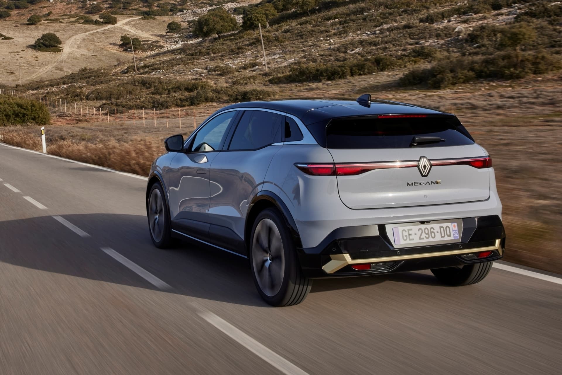 Vista trasera del Mégane E-Tech eléctrico en ruta
