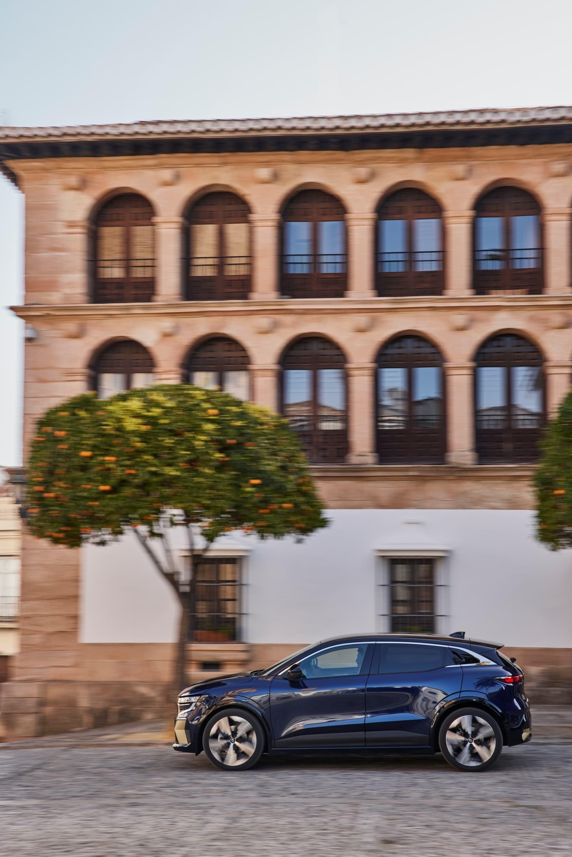 Vista estática lateral del Mégane E-Tech, destacando su línea estilizada.